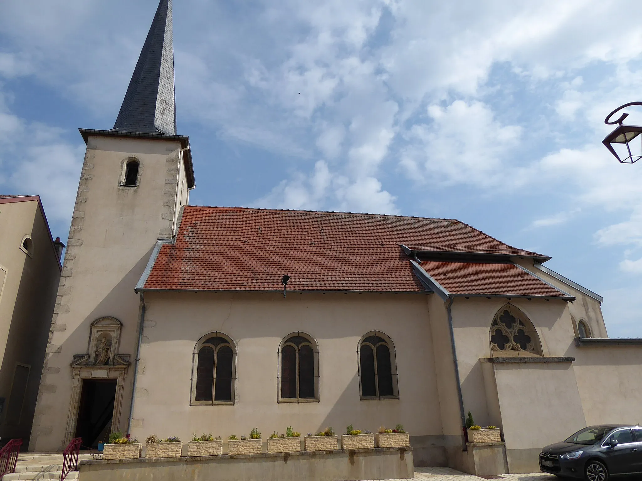 Photo showing: Face sud de  l'église de Laneuvelotte en Meurthe-et-Moselle (France). Portail d'entrée.