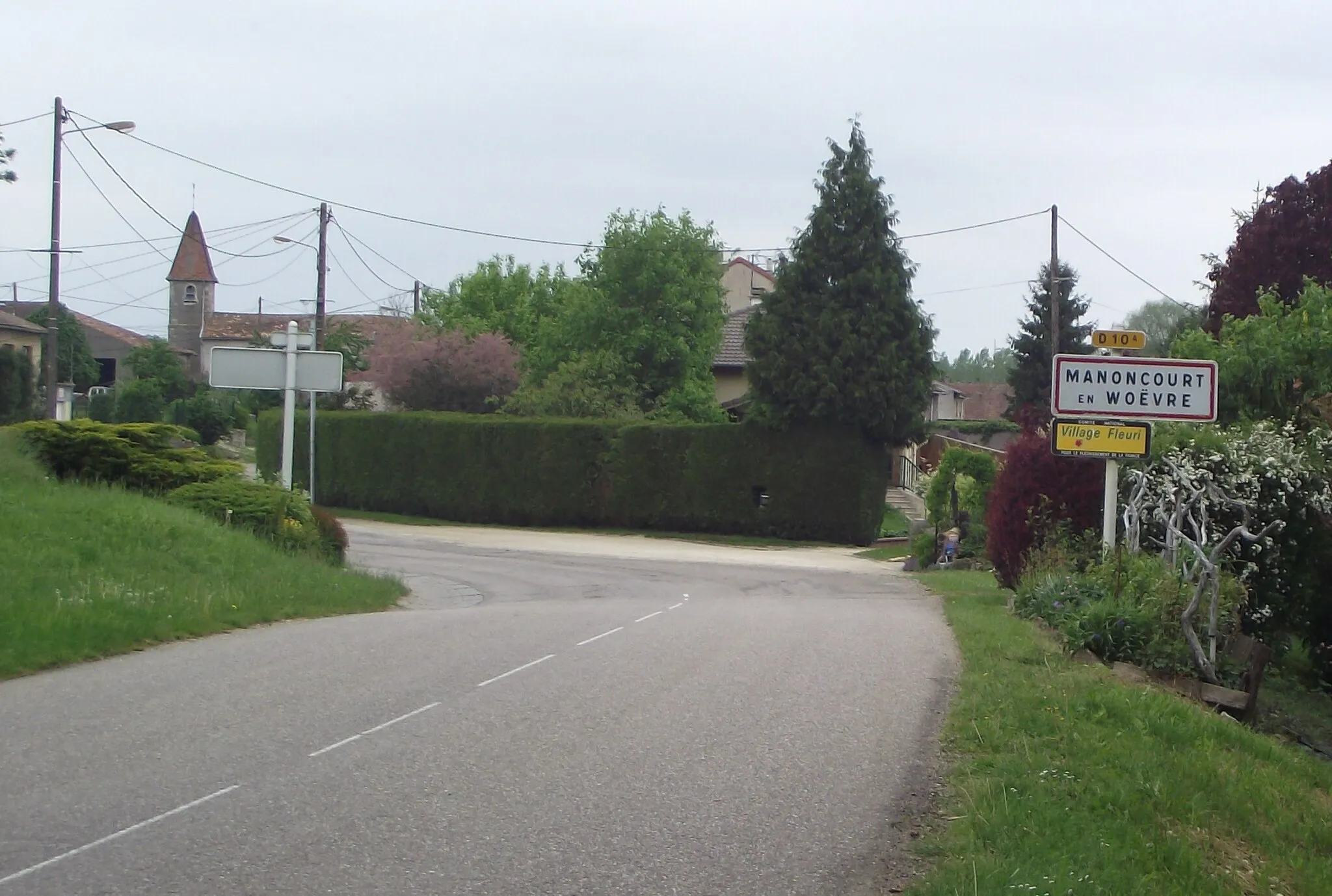 Photo showing: Entrée du village de Manoncourt-en-Woevre