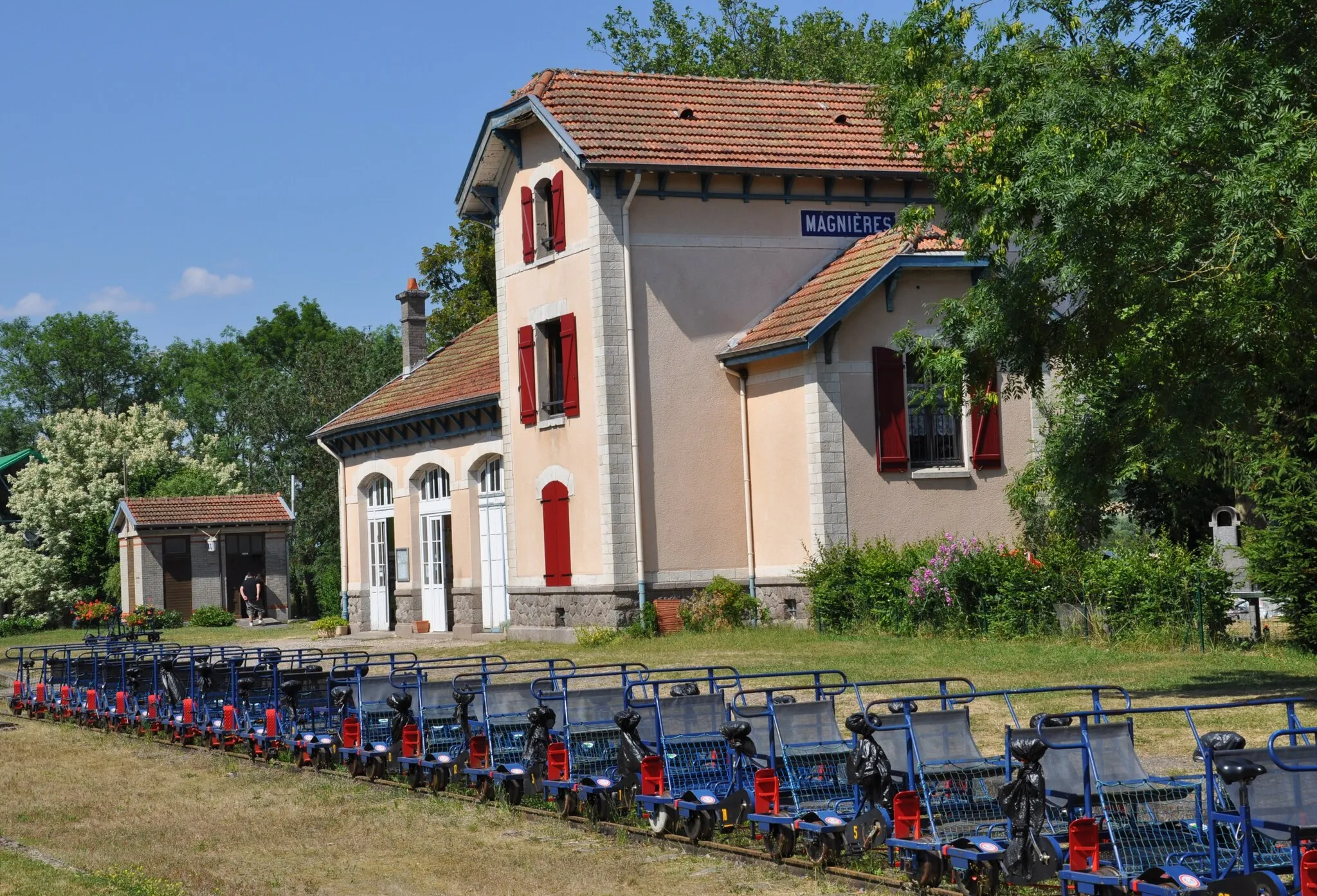 Photo showing: L'ancienne gare de Magnières en Meurthe-et-Moselle, avec les draisines au premier plan