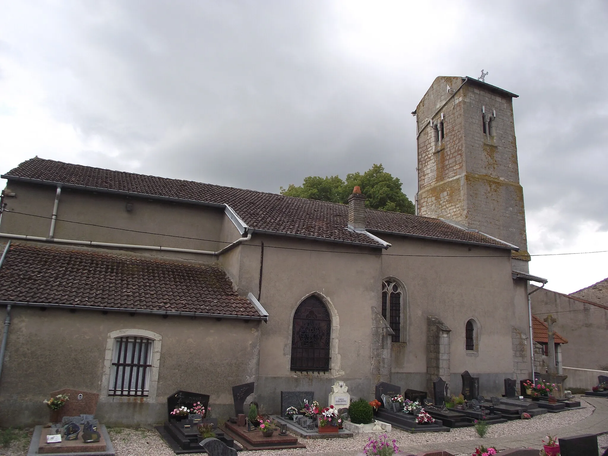 Photo showing: église Saint Césaire coté gauche du porche et le cimetière