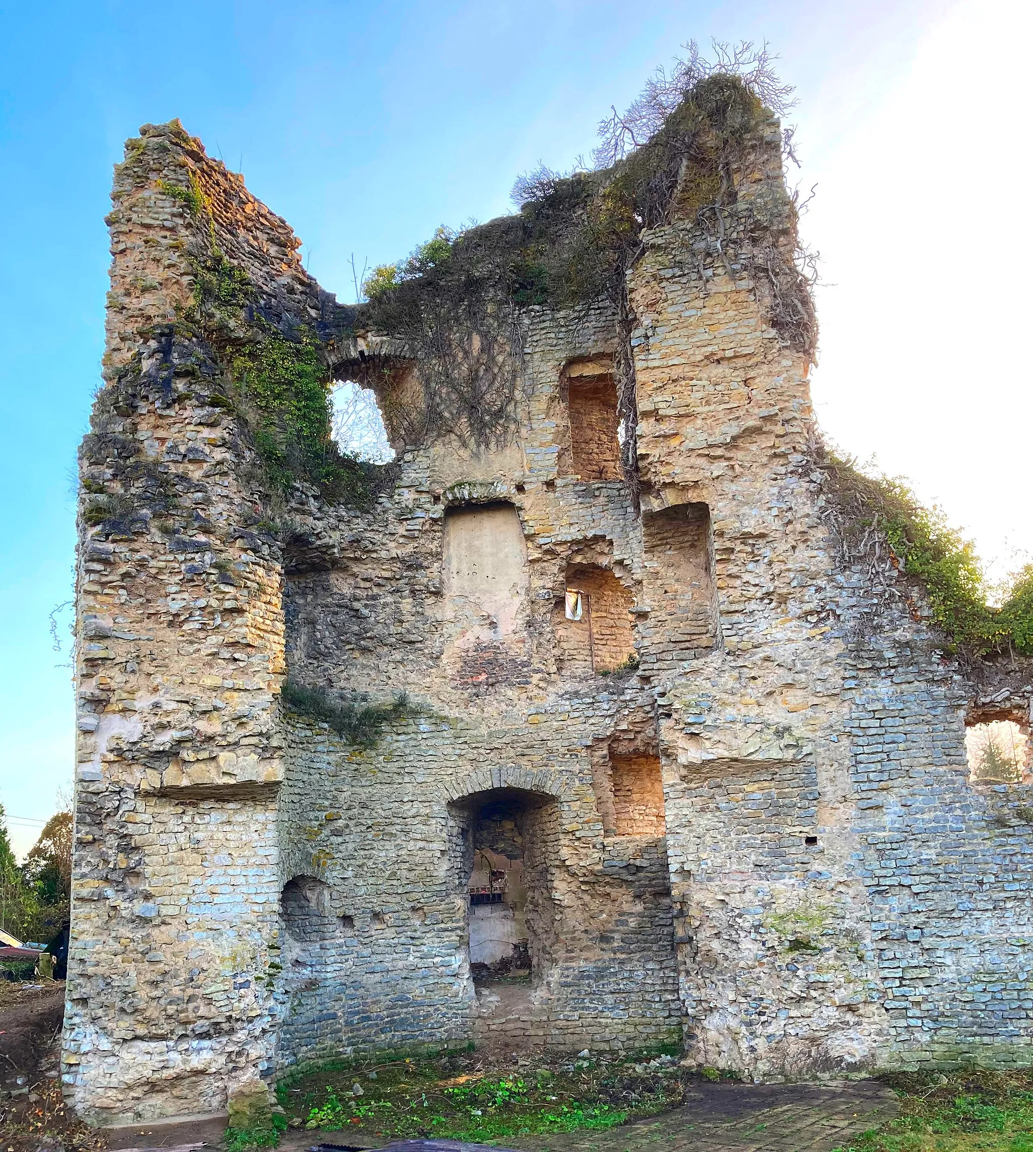 Photo showing: une des quatre tours de la forteresse des évêques de Metz édifiée fin XI ème siècle et démantelée en 1671.