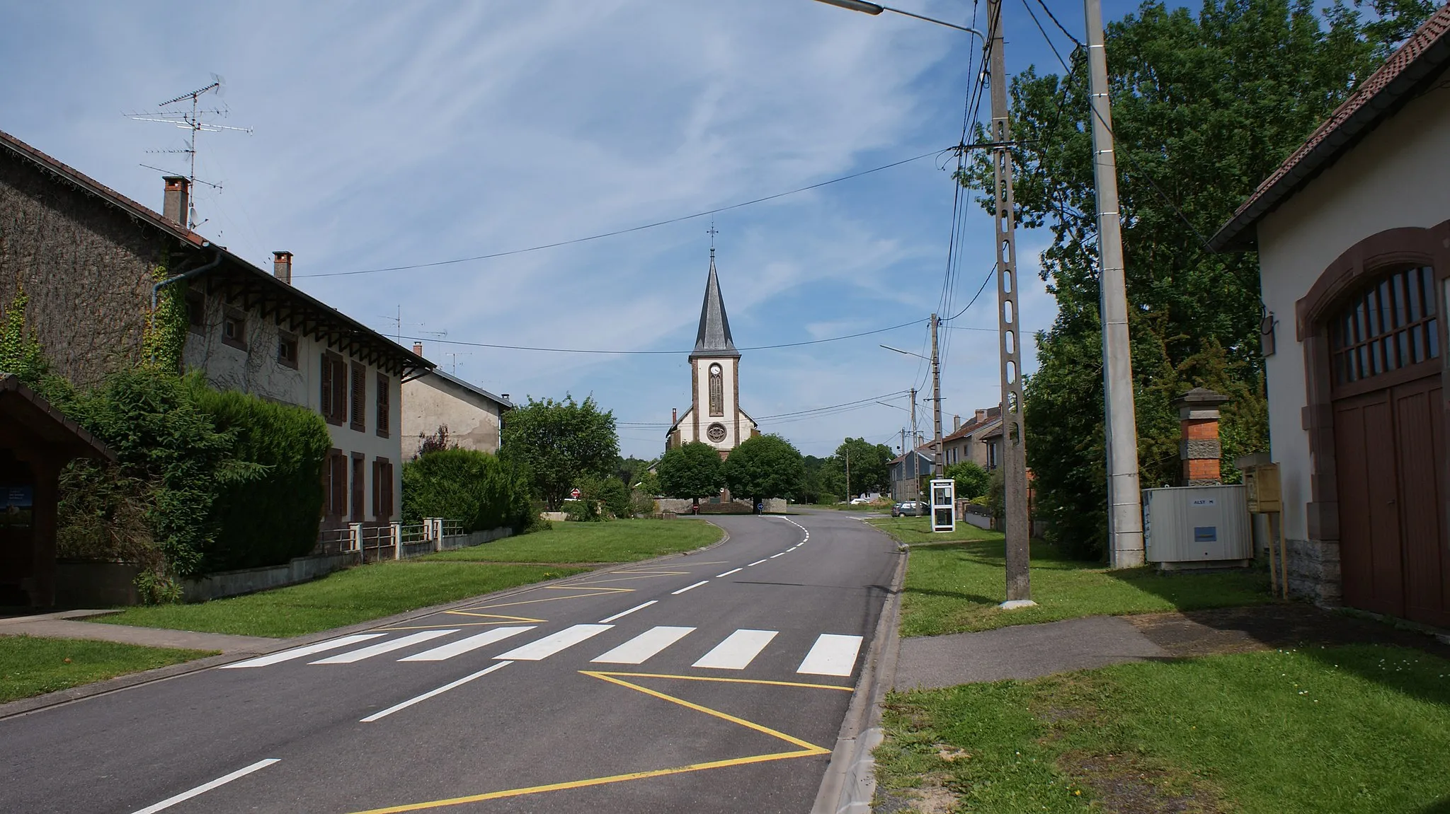 Photo showing: centre du village, église et fontaine.