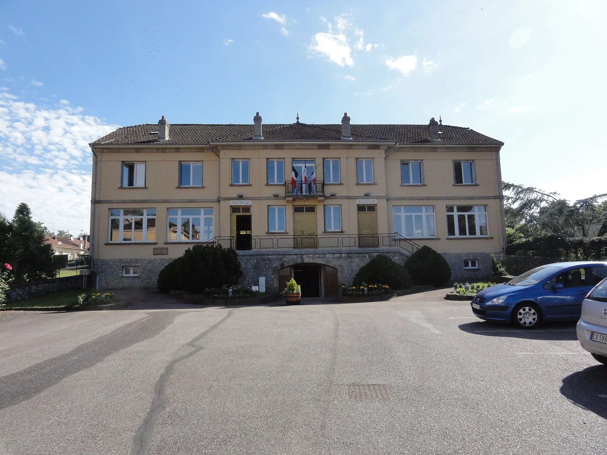 Photo showing: Neufmaisons (M-et-M) mairie - école