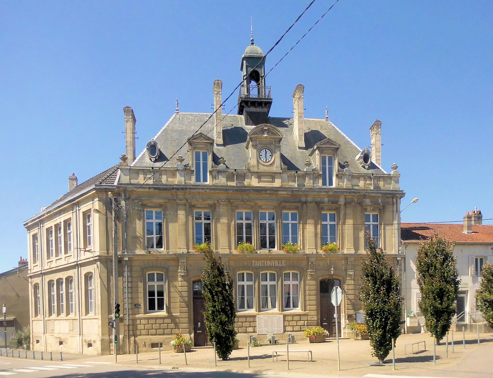 Photo showing: La mairie-école de Tantonville