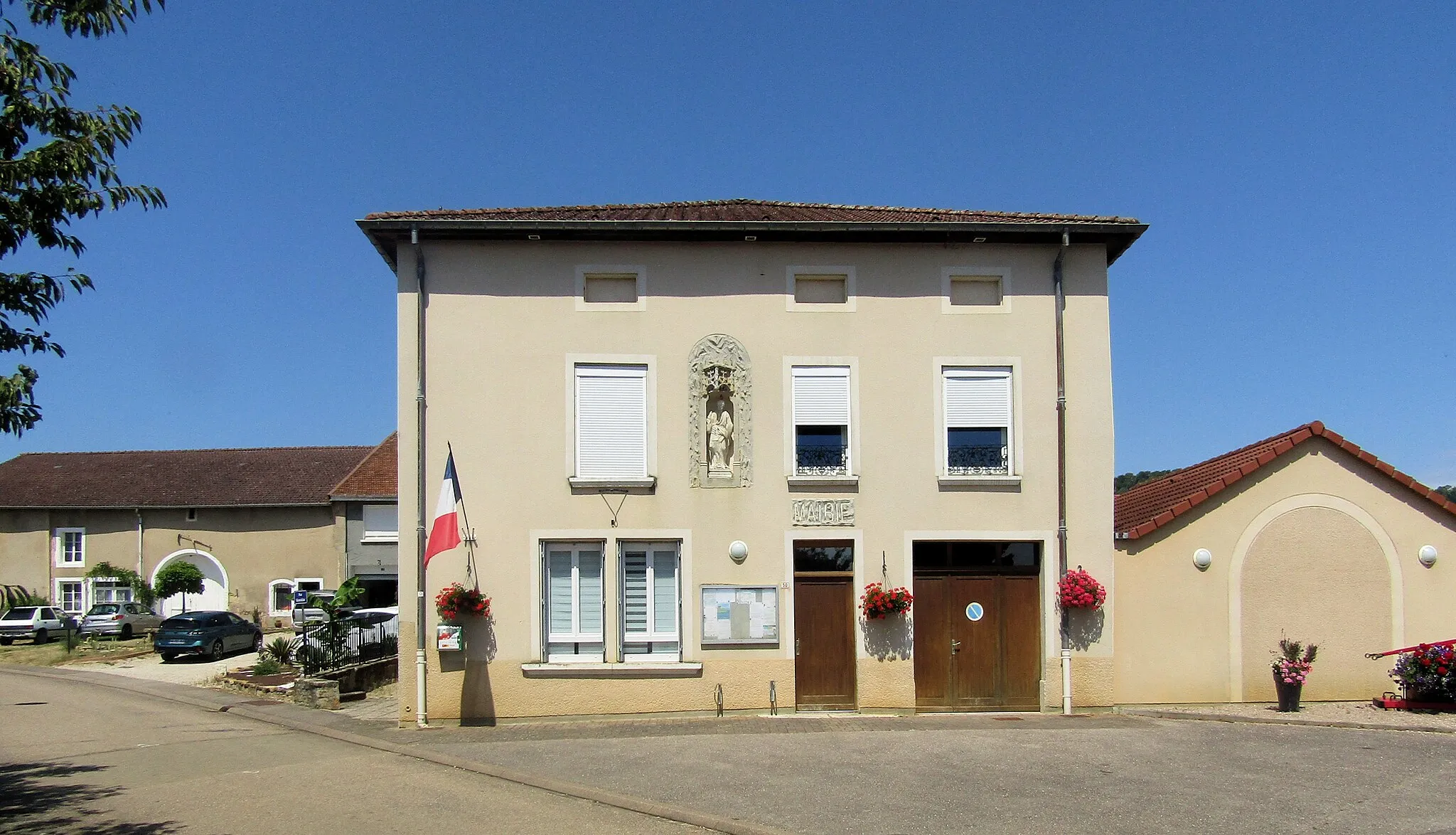 Photo showing: La mairie d'Aouze