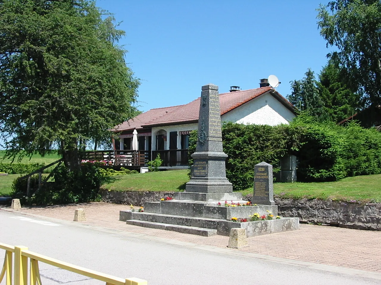 Photo showing: Arrentès-de-Corcieux, commune des Vosges : au Houssot, le monument aux morts.