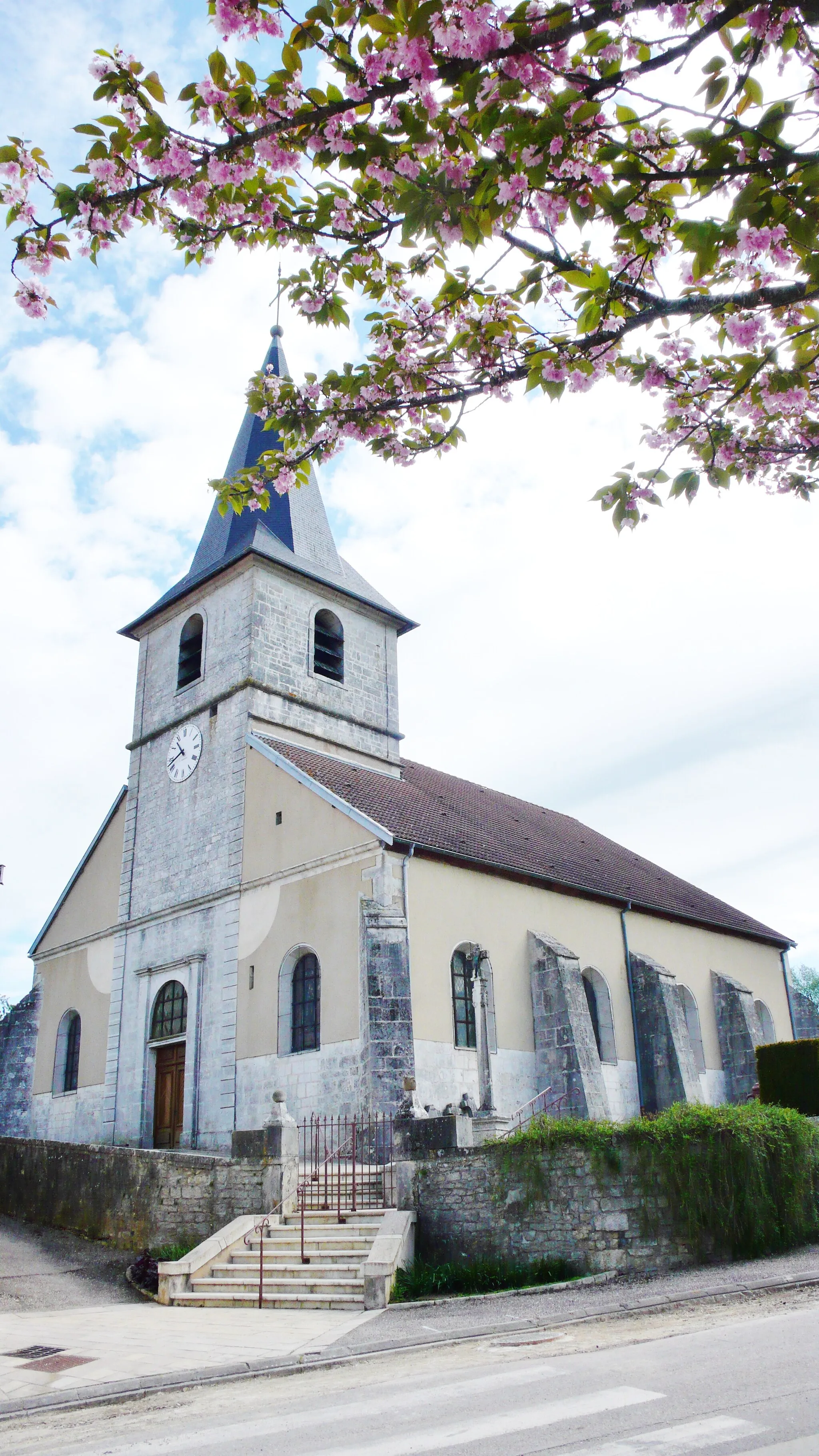 Photo showing: Attignéville (Vosges).Vue d'ensemble au cœur du village. Église Saint-Lambert