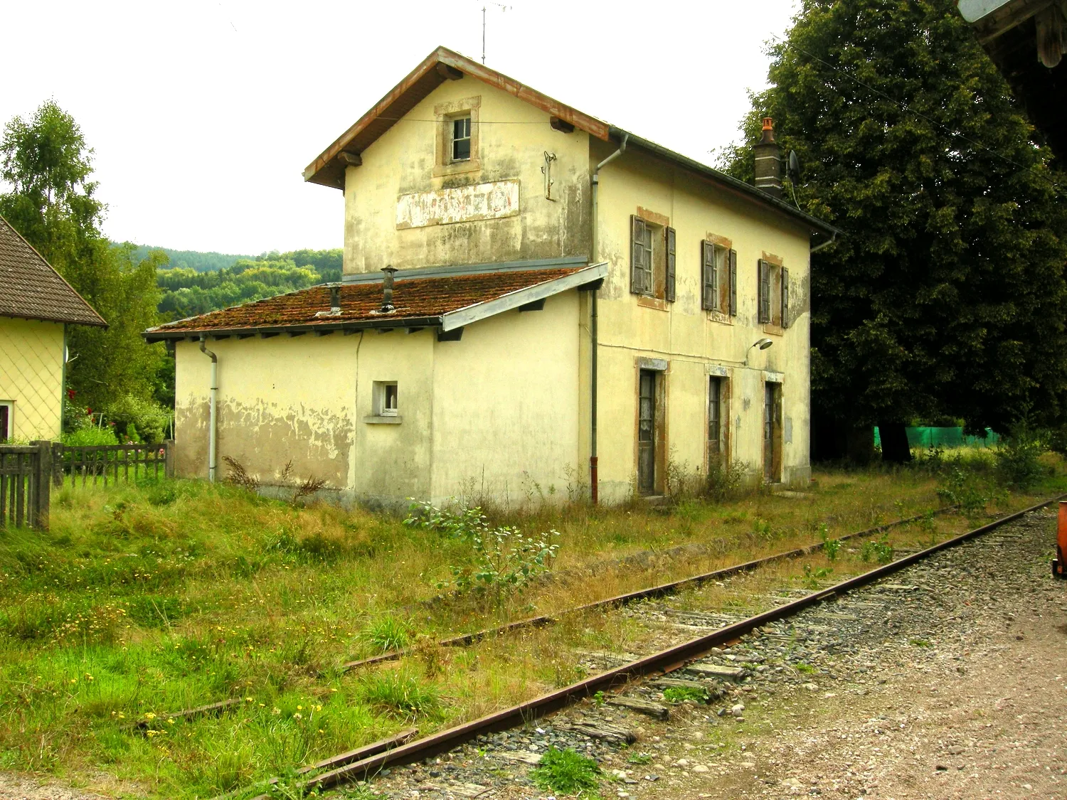 Photo showing: Former railway station of Aumontzey.