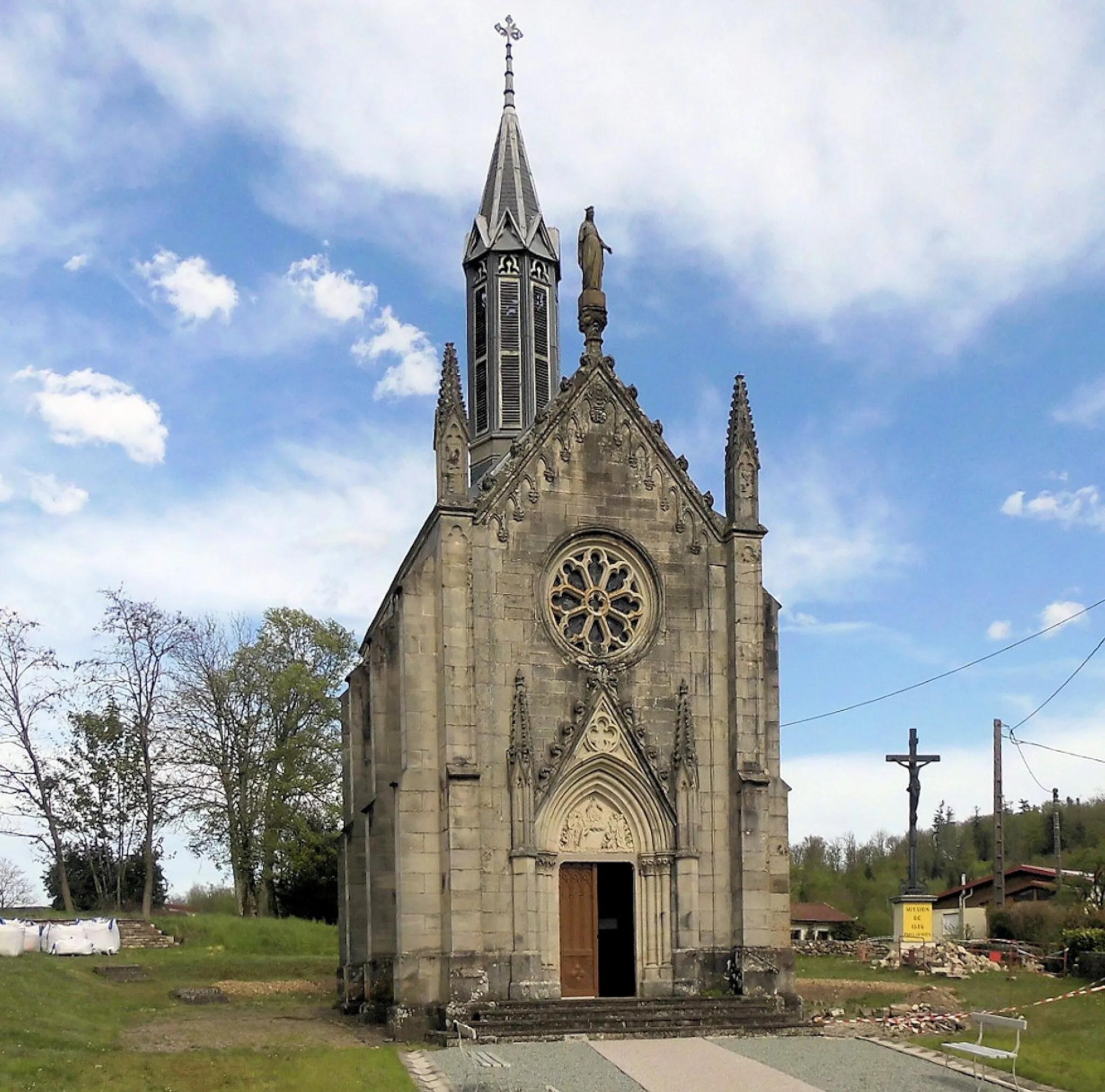 Photo showing: La chapelle Notre-Dame de la Brosse à Bains-les-Bains, côté ouest (chapelle de style néo-gothique date de 1861)