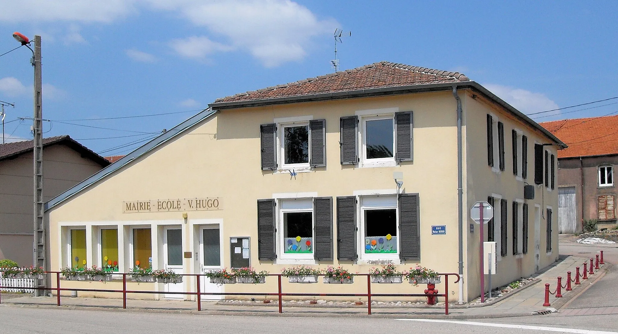 Photo showing: La mairie-école de Baudricourt