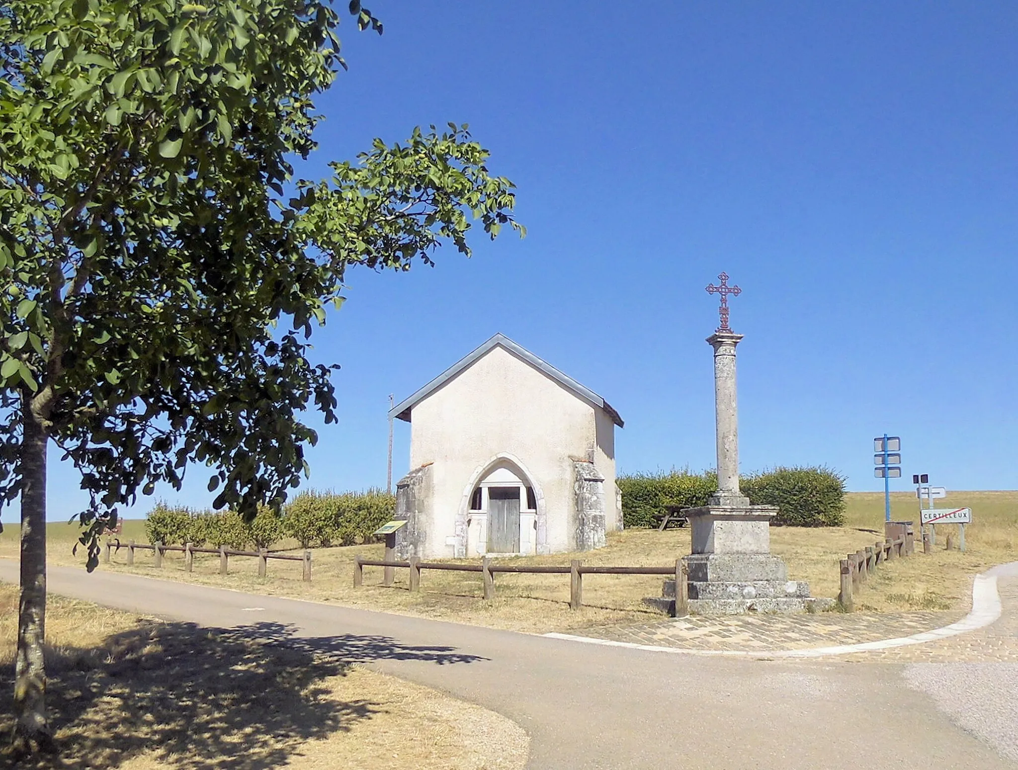Photo showing: La chapelle Saint-Martin et le calvaire de Certilleux