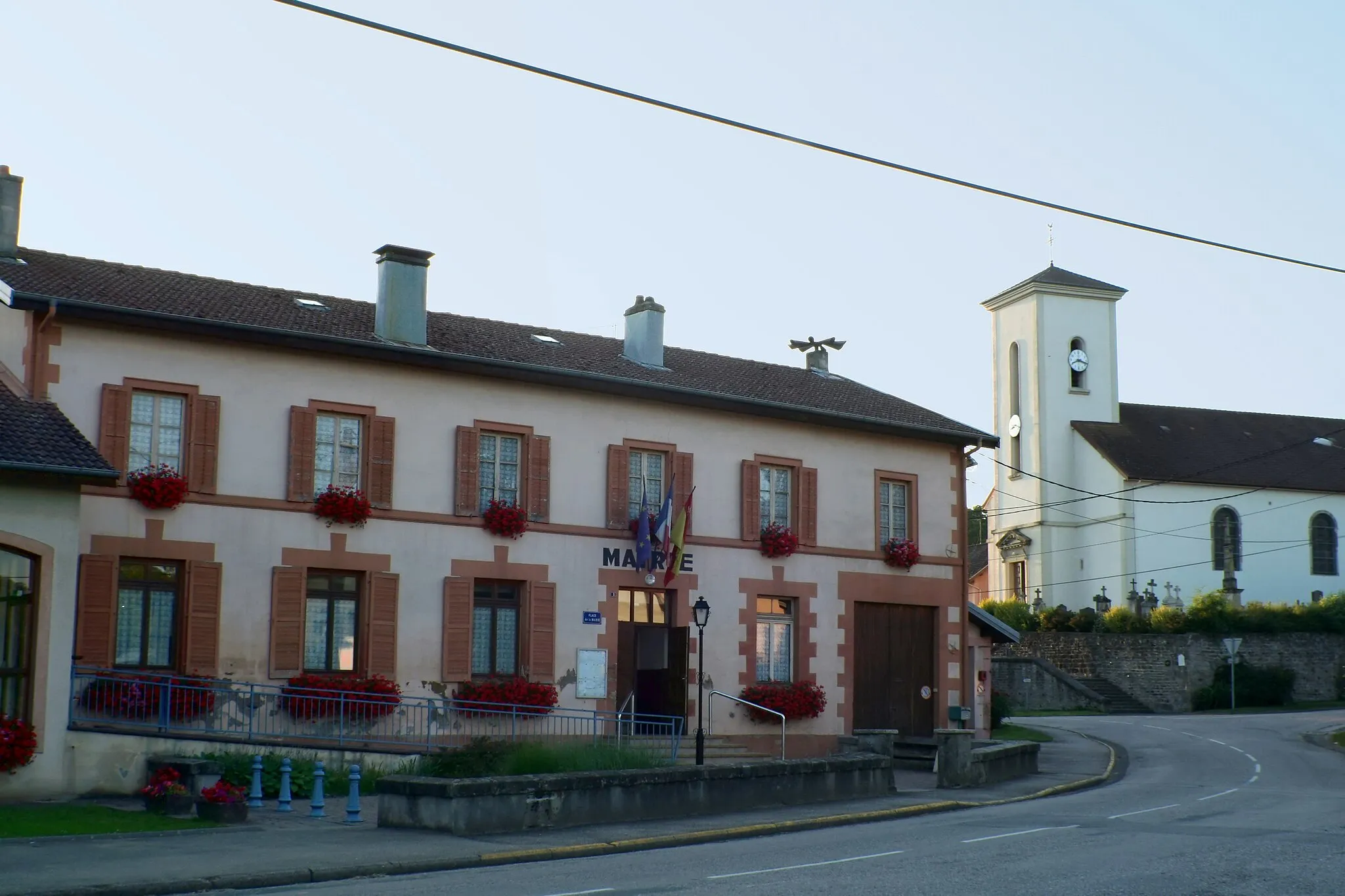 Photo showing: Mairie et église de Brû (Vosges)