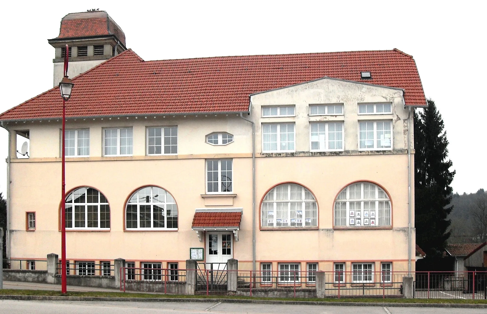 Photo showing: La mairie-école de Charmois-l'Orgueilleux