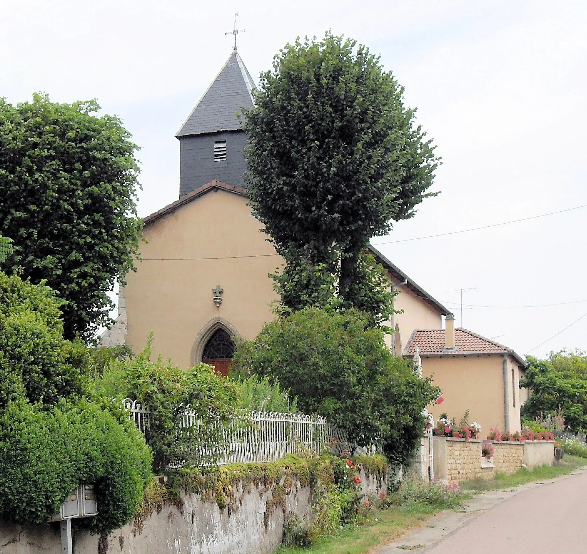 Photo showing: L'église Saint-Jean-Baptiste à Chef-Haut, côté ouest