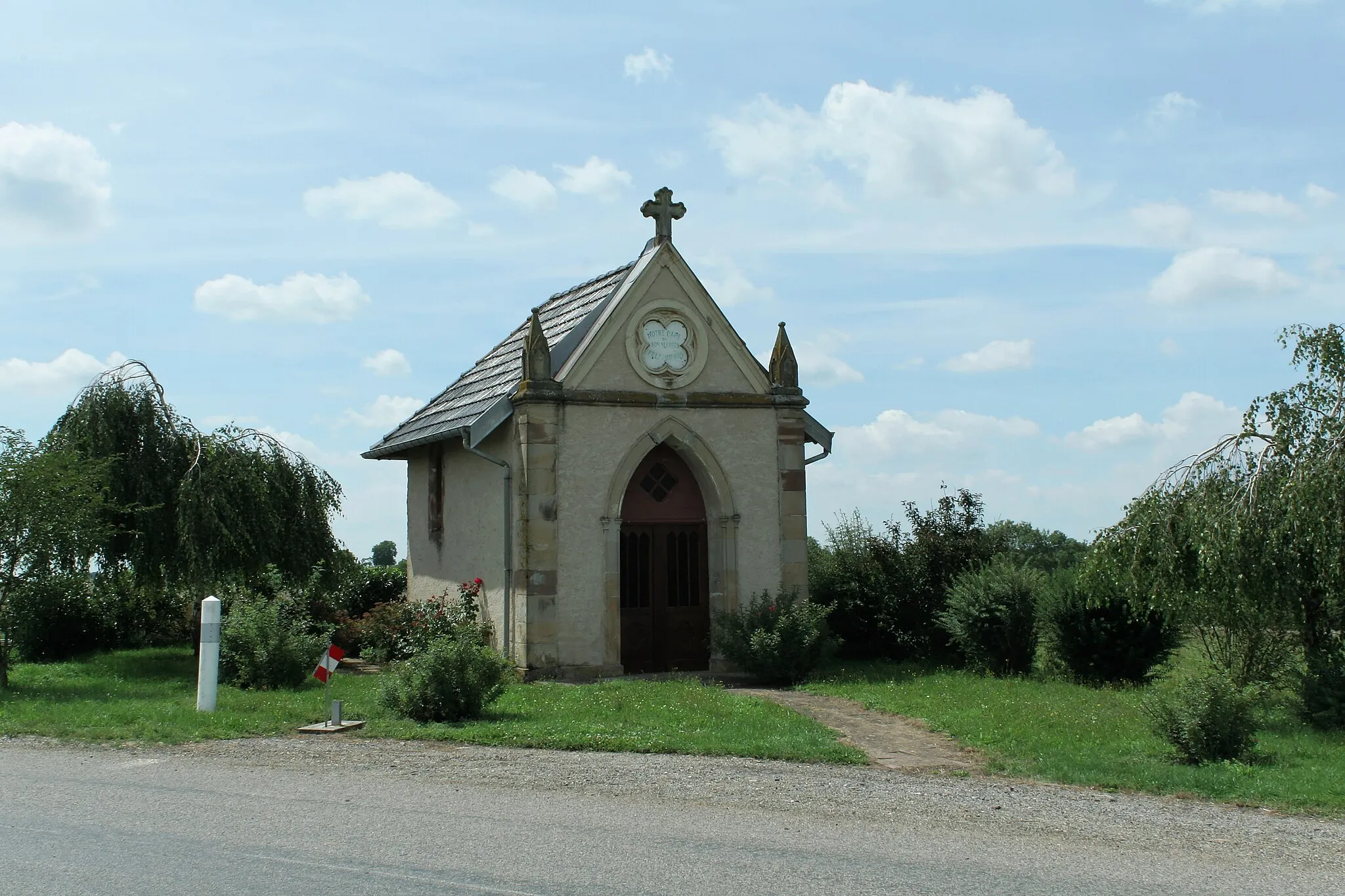 Photo showing: Clézentaine (Vosges). Chapelle bâtie en 1858 en direction d'Haillainville.