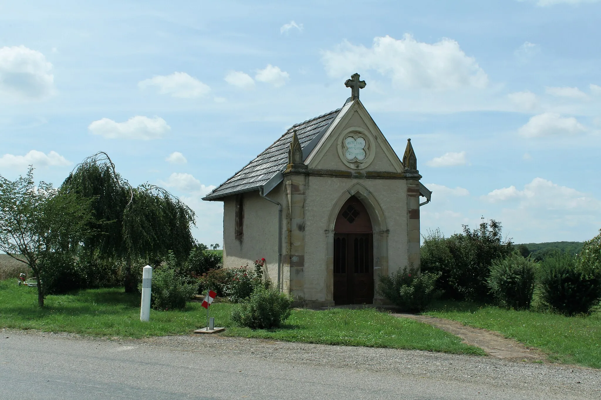 Photo showing: Clézentaine (Vosges). Chapelle bâtie en 1858 en direction d'Haillainville.