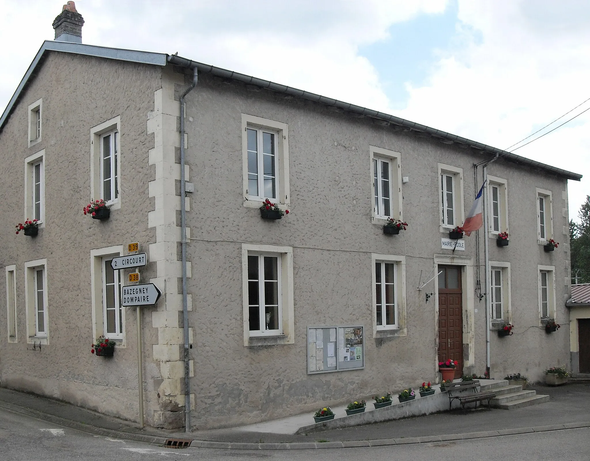 Photo showing: La mairie-école de Derbamont