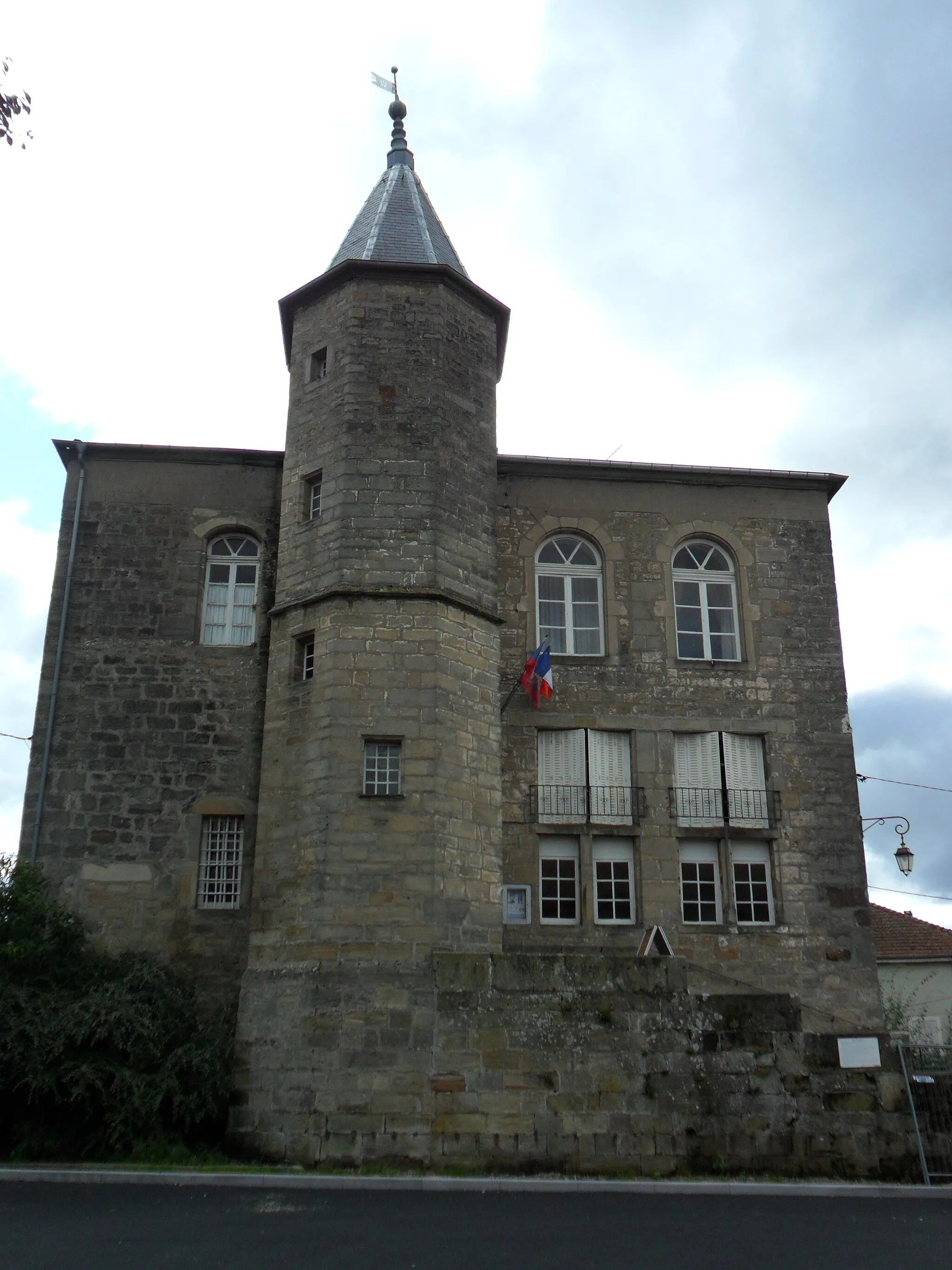 Photo showing: This building is inscrit au titre des monuments historiques de la France. It is indexed in the base Mérimée, a database of architectural heritage maintained by the French Ministry of Culture, under the reference PA00107125 .