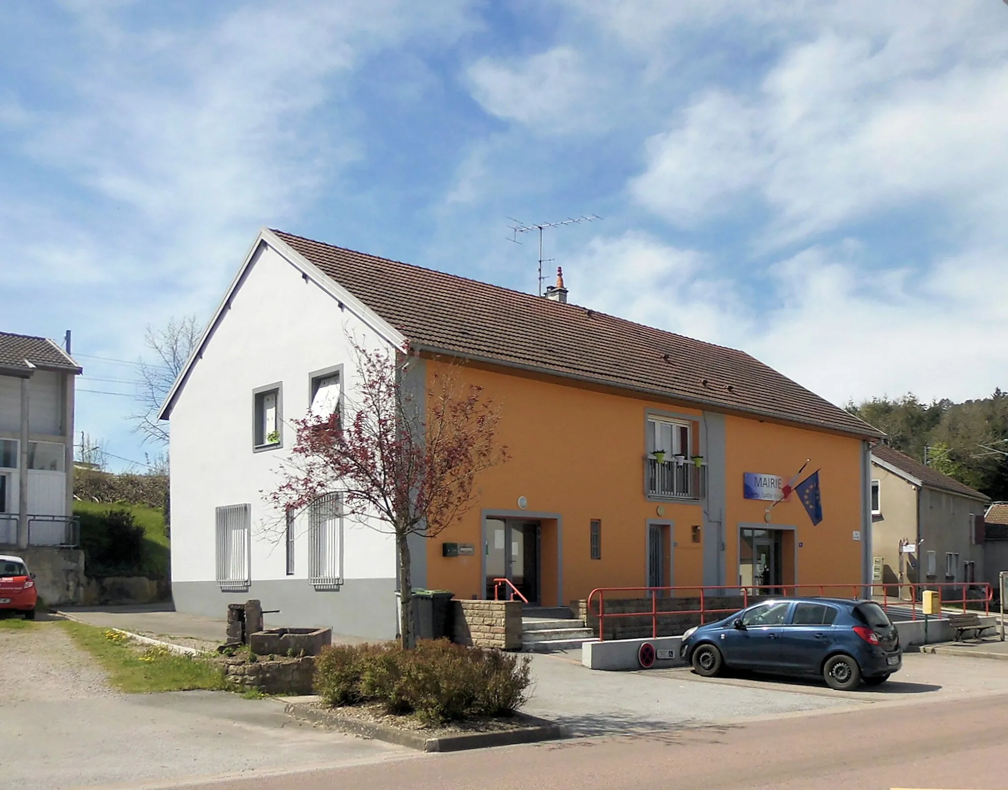 Photo showing: La mairie de Dinozé