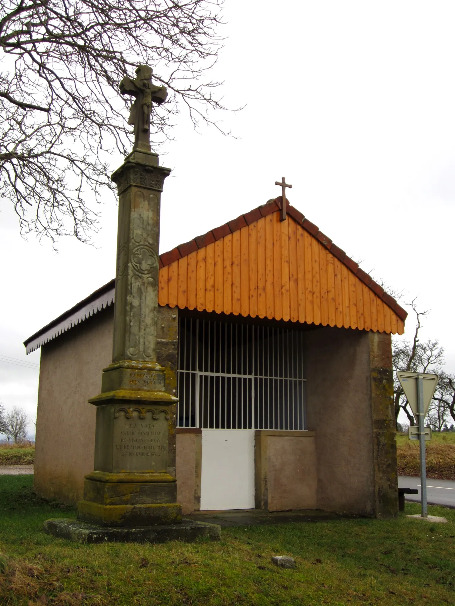 Photo showing: Village de Dignonville - La chapelle et son calvaire