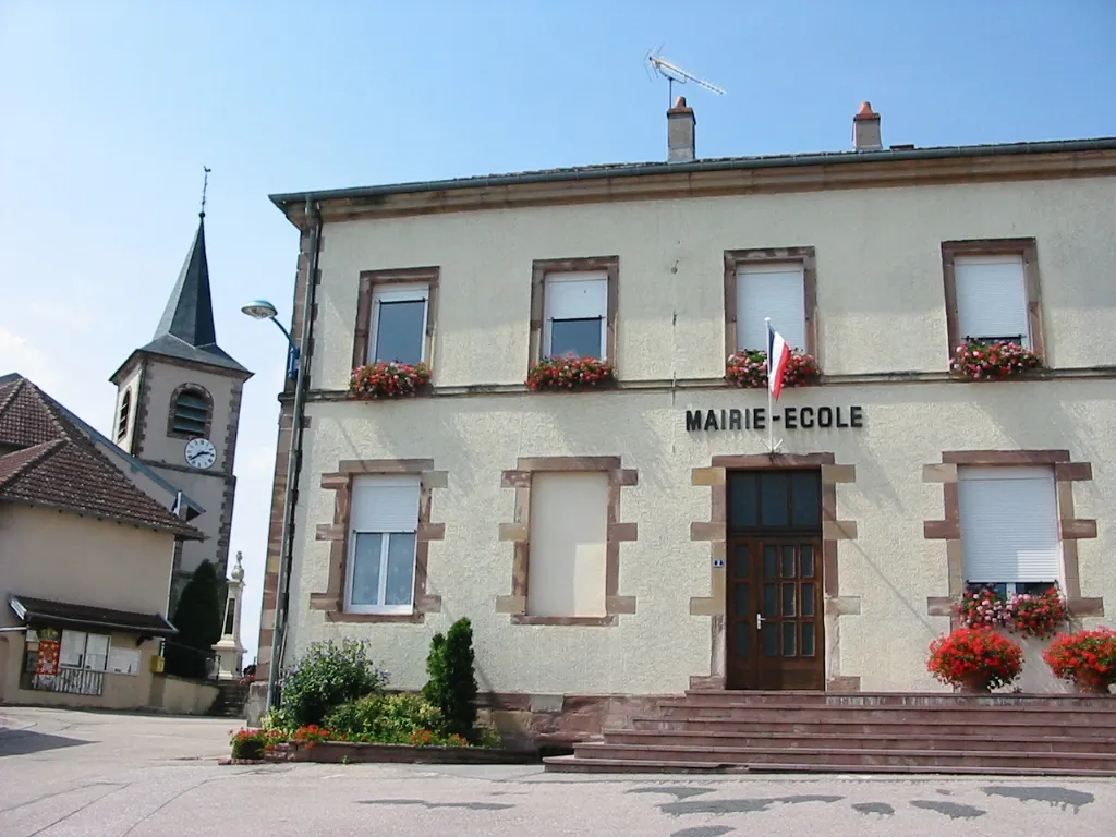 Photo showing: Domptail, commune des Vosges : l'église et la mairie-école.