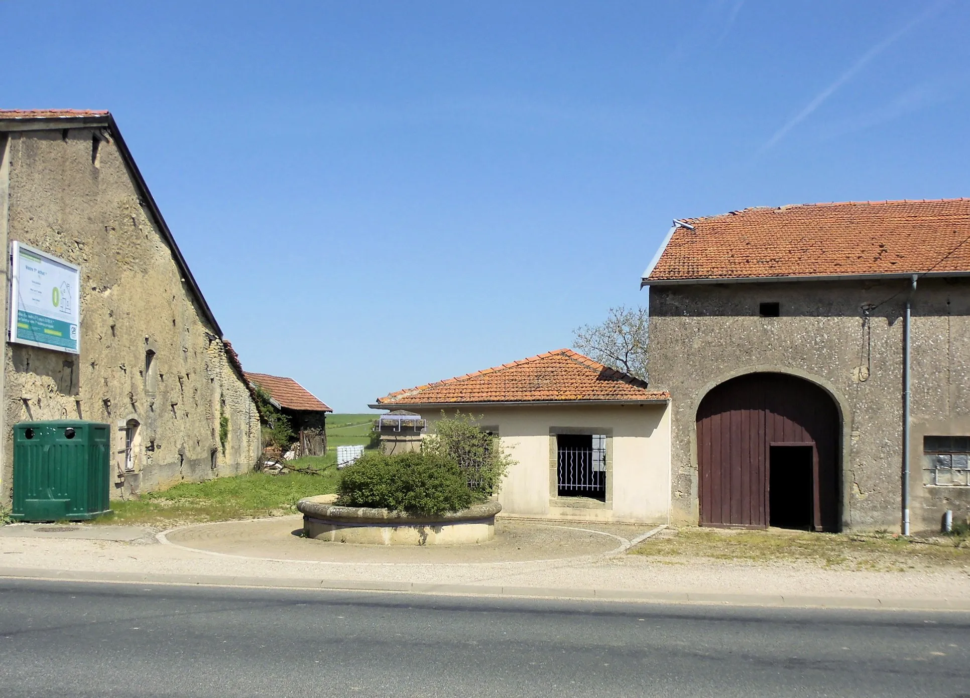 Photo showing: Lavoir à Dombasle-en-Xaintois