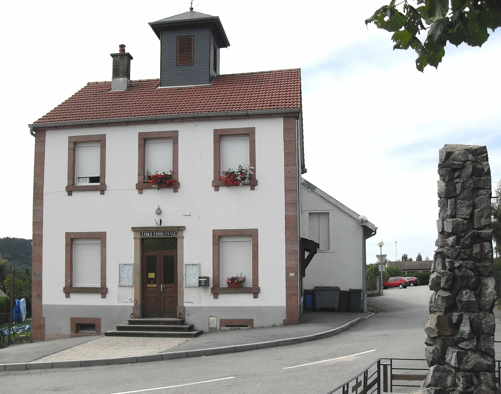 Photo showing: Mairie-école de Faucompierre