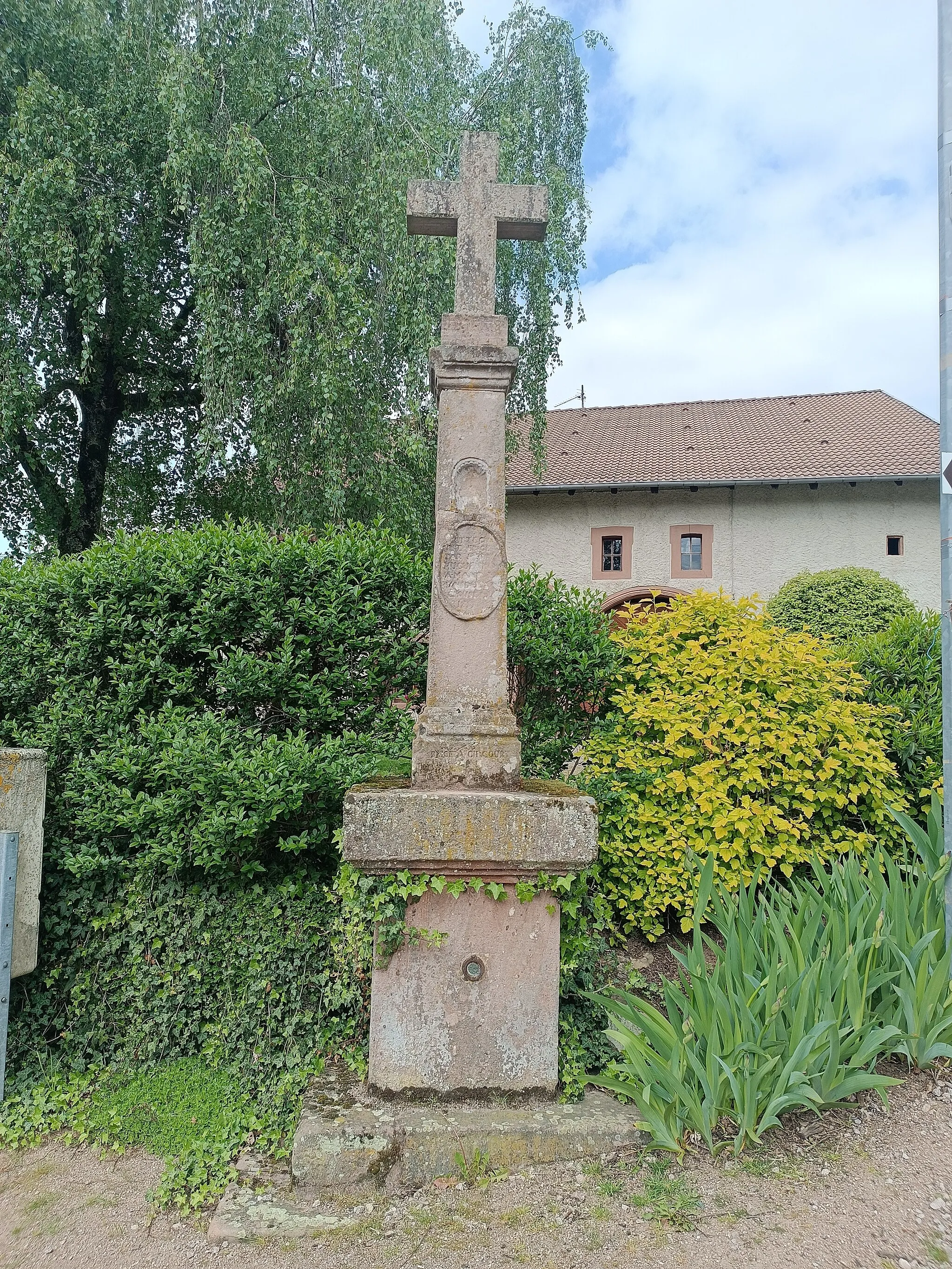 Photo showing: Croix de chemin de Faucompierre à l'intersection de la rue de Gagnoly et de Grande rue