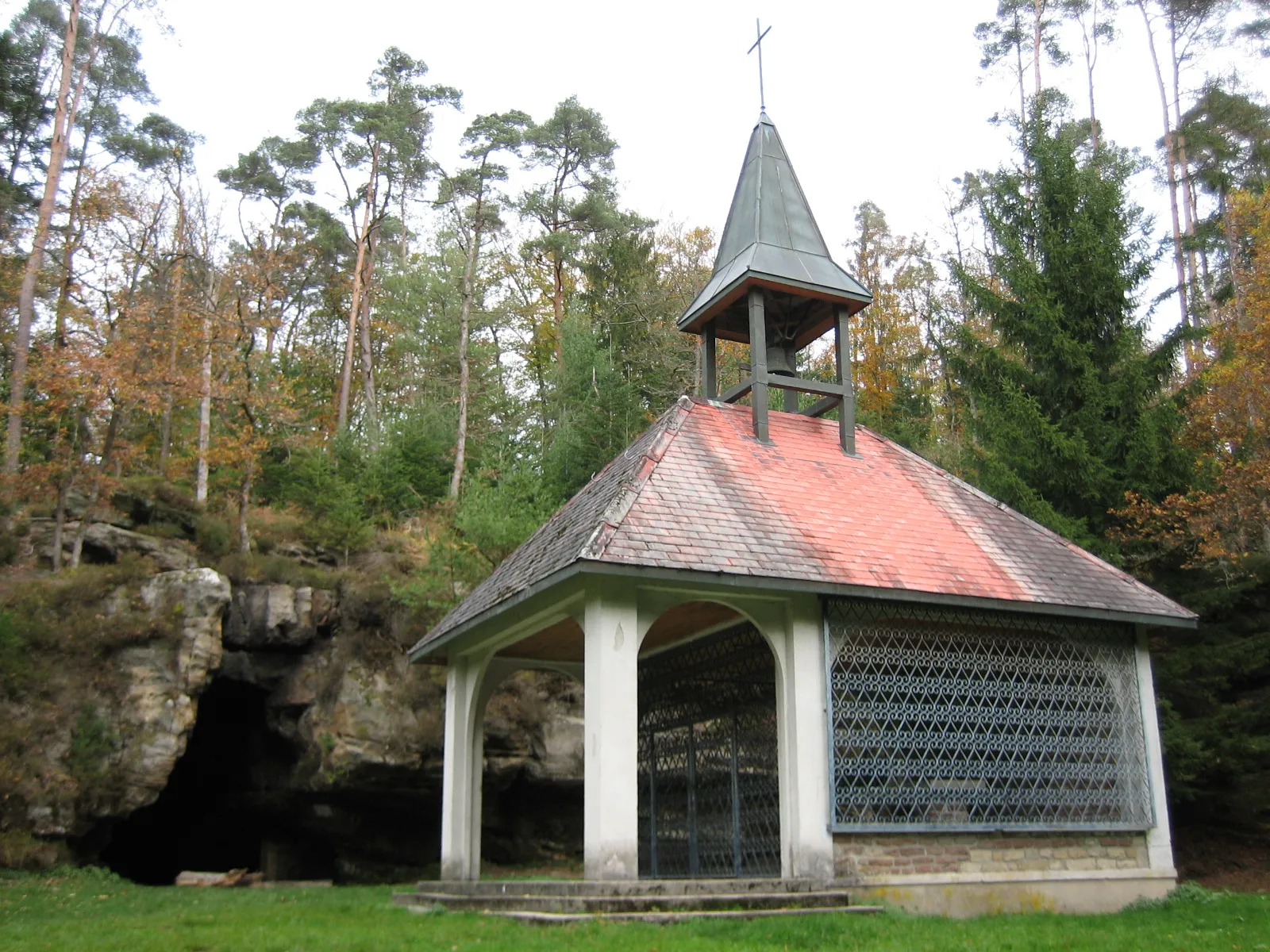 Photo showing: Saint-Martin´s vault and the cave, located in Escles (France)