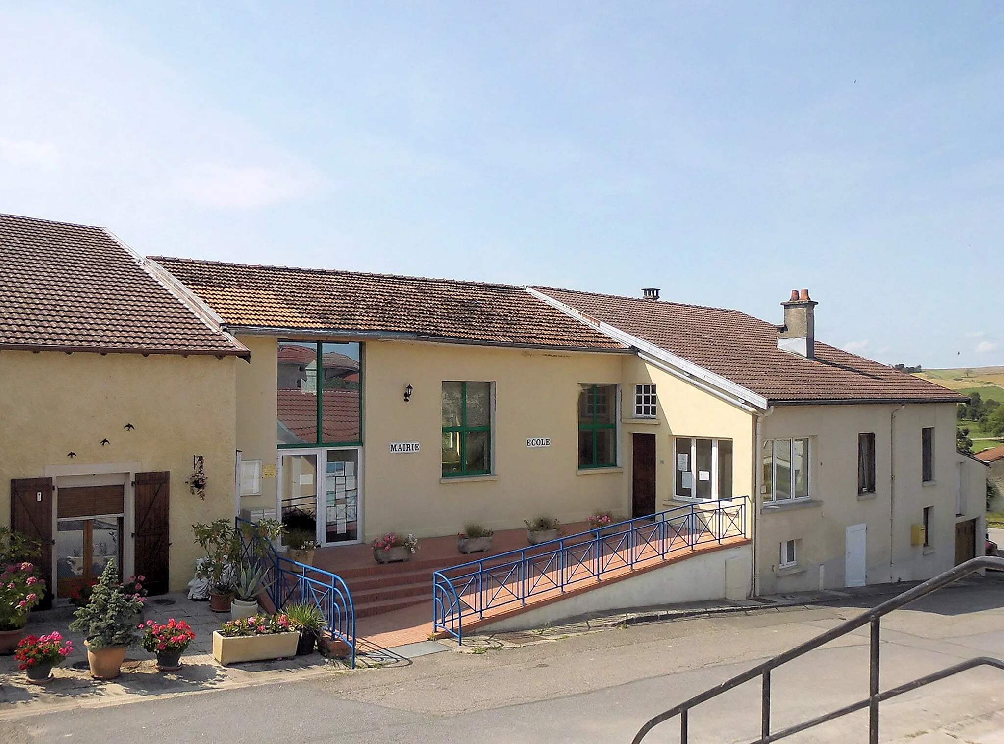 Photo showing: La mairie-école d'Esley