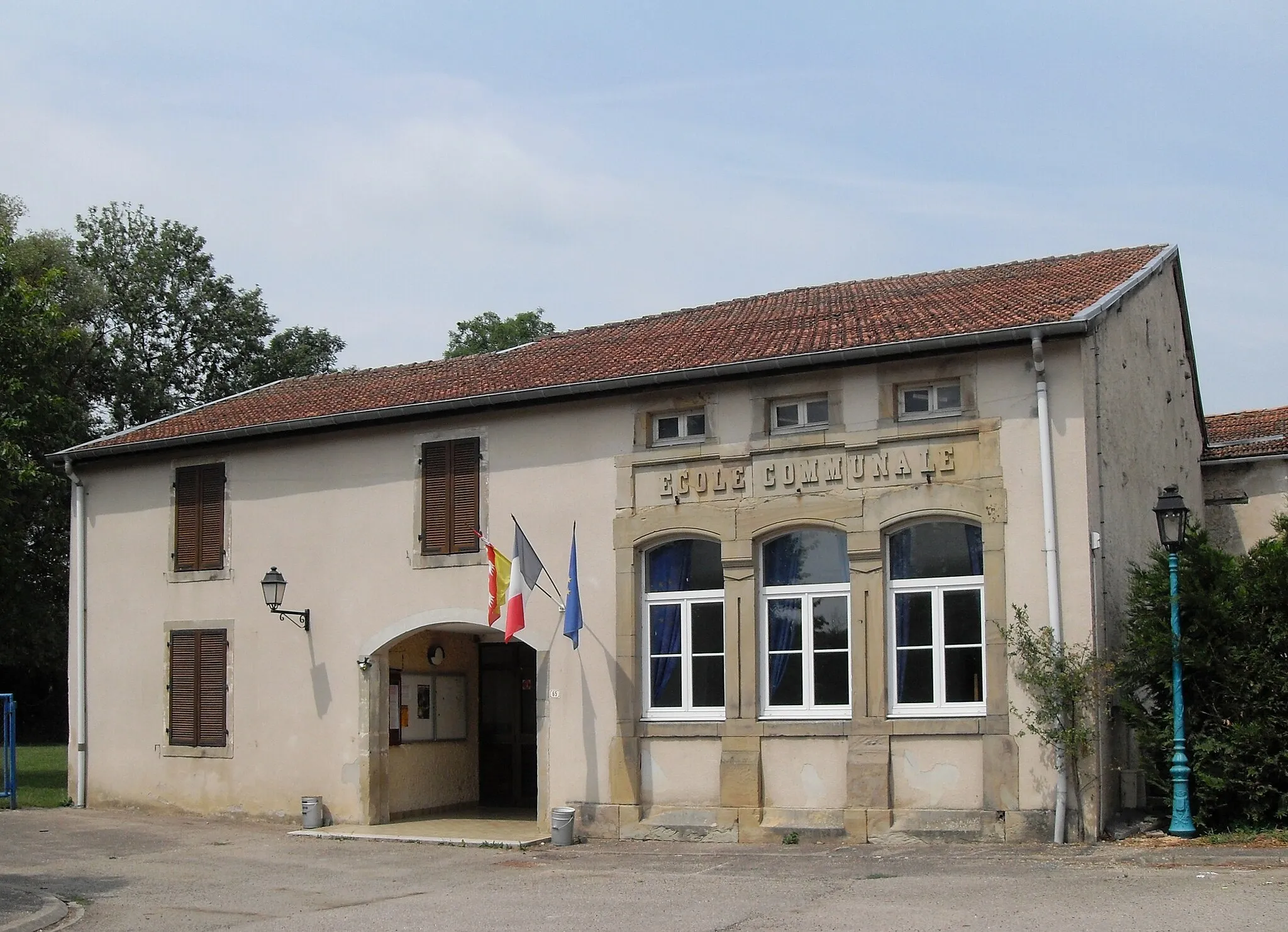 Photo showing: La mairie-école de Frenelle-la-Grande, l'ancienne école communale