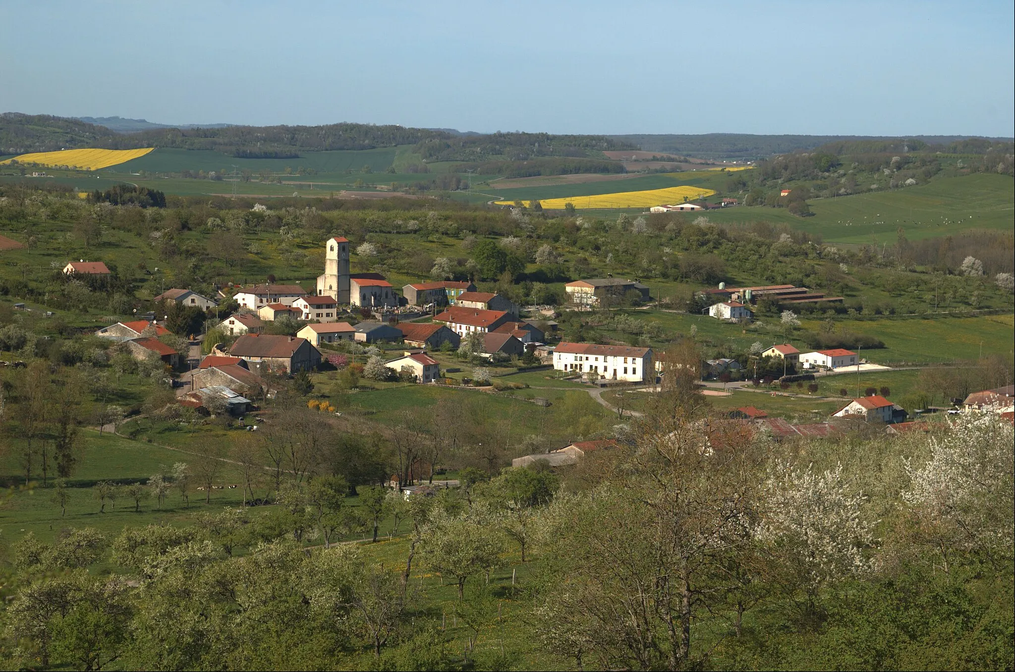 Photo showing: Gugney-aux-Aulx - Vue depuis la colline du Mété centrée sur le versant nord