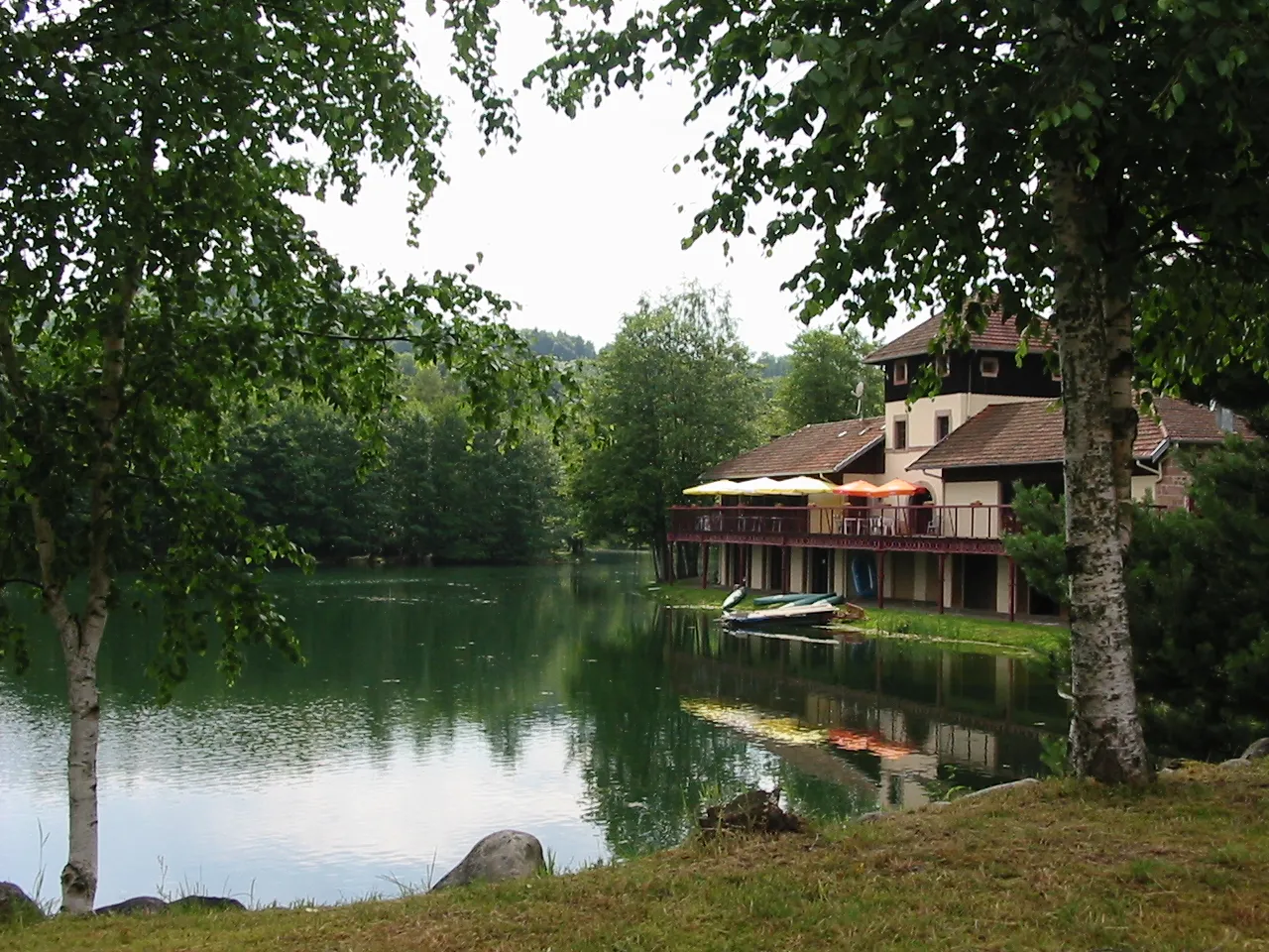 Photo showing: Le lac des Messires, dans le camping d'Herpelmont (Vosges).