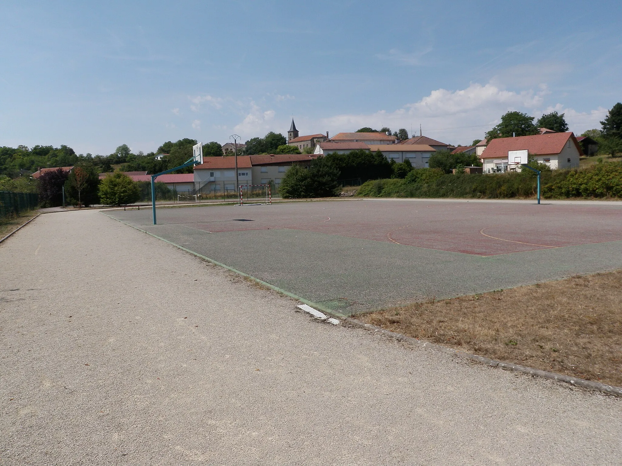 Photo showing: Terrain de sport du lycée privé La Providence à Harol