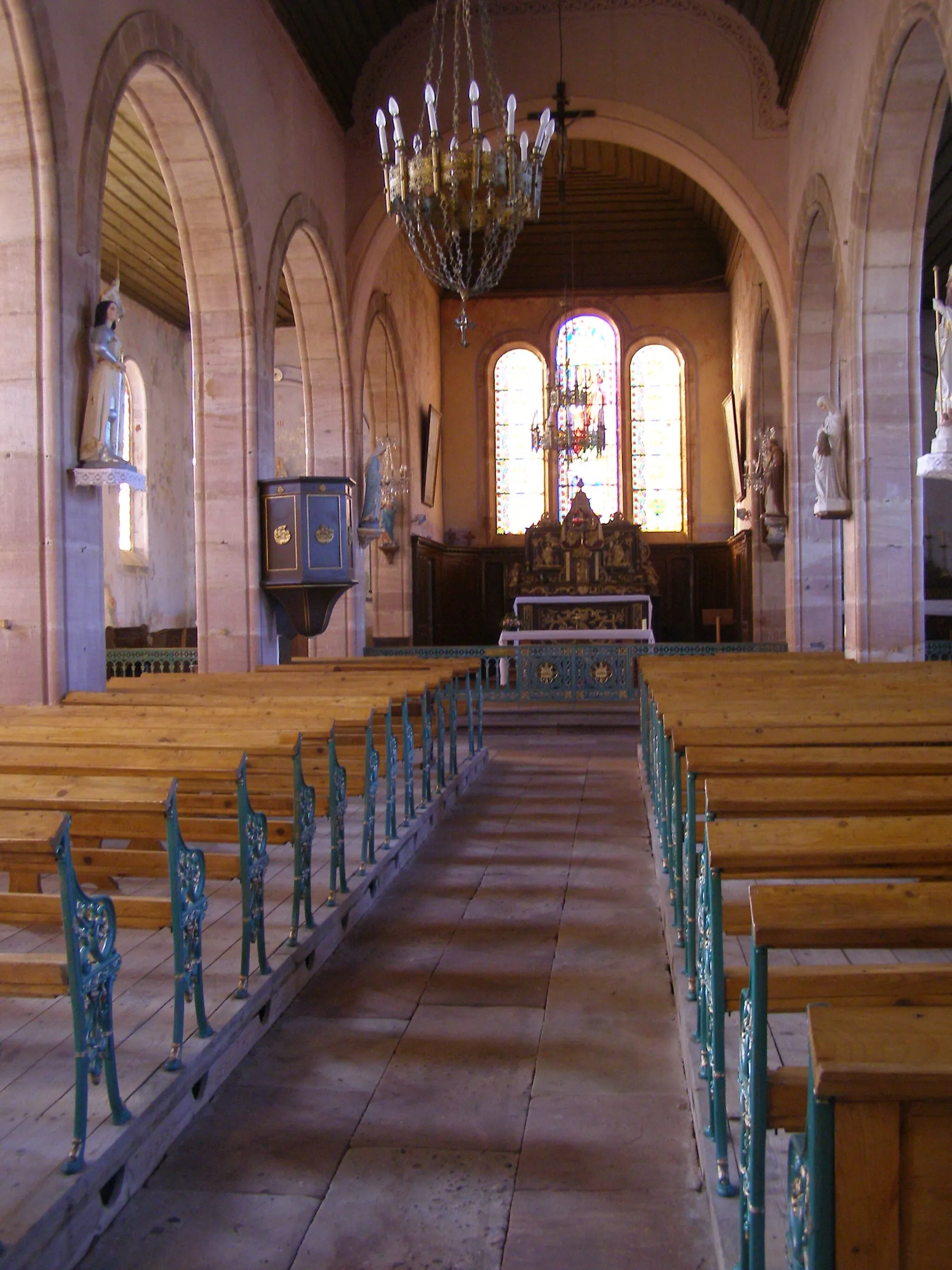Photo showing: The nave of the church of St Jacques renovated in 2008.