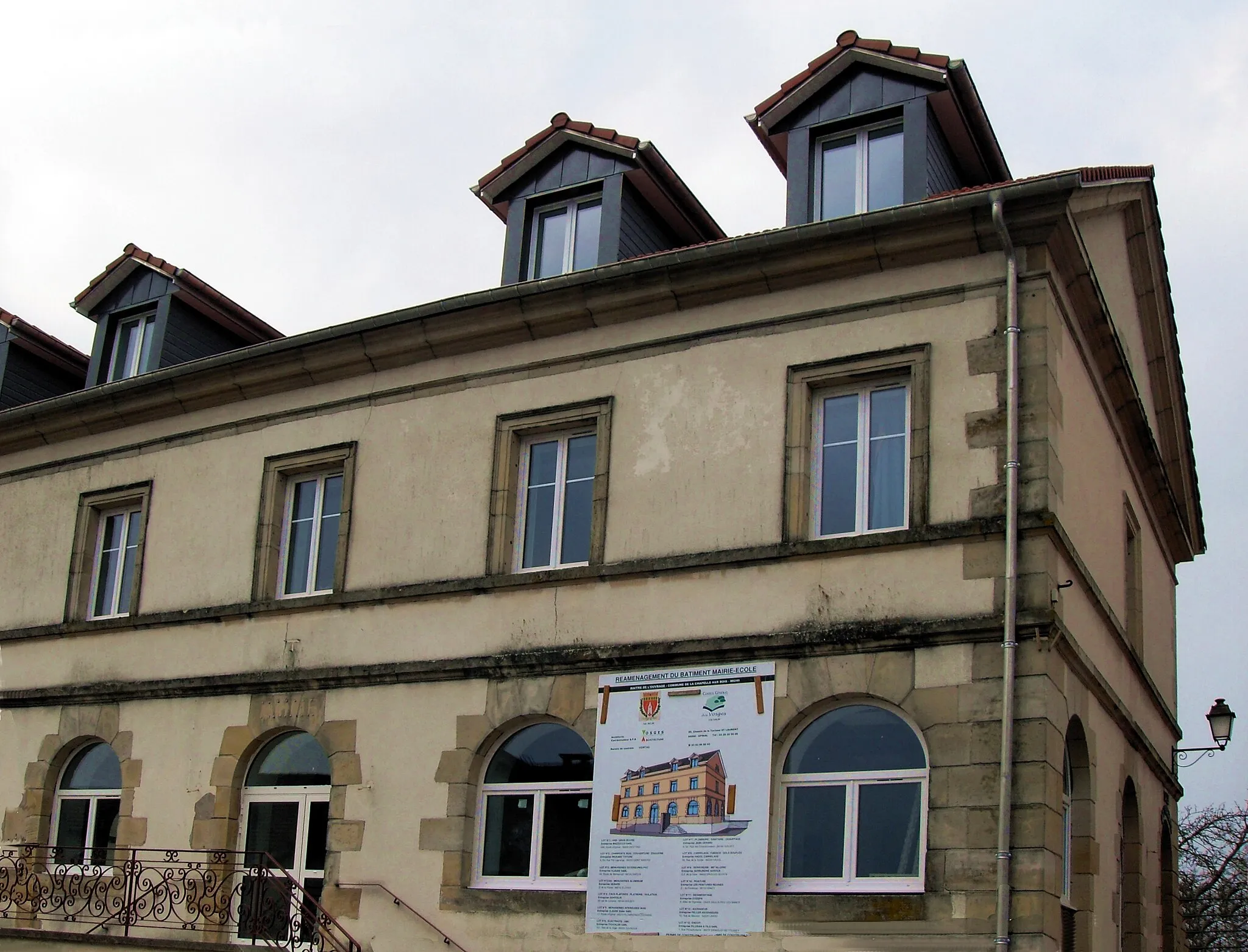 Photo showing: La mairie-école de Chapelle-aux-Bois