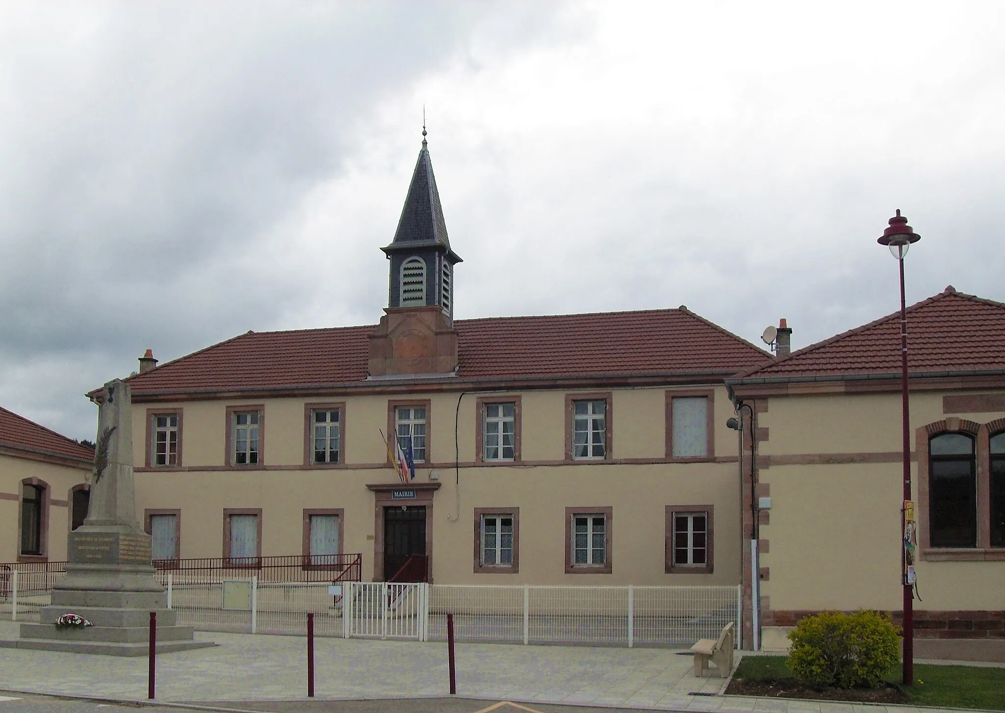 Photo showing: La mairie-école de Jussarupt