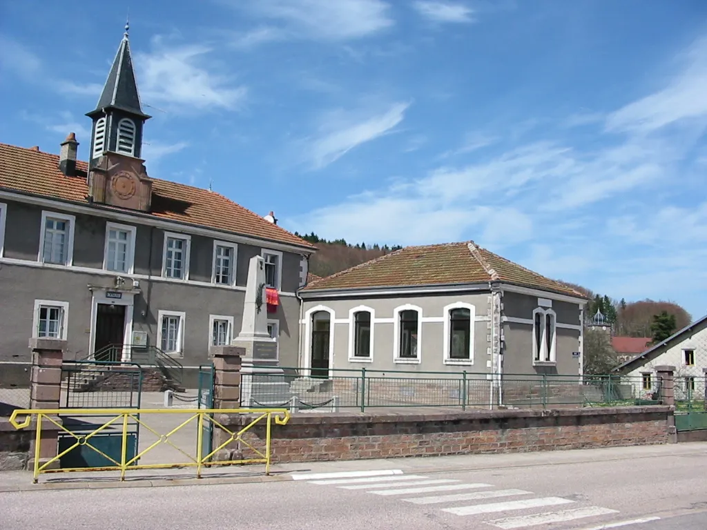 Photo showing: The building used as town hall, school and community centre and the war memorial of Jussarupt (France).