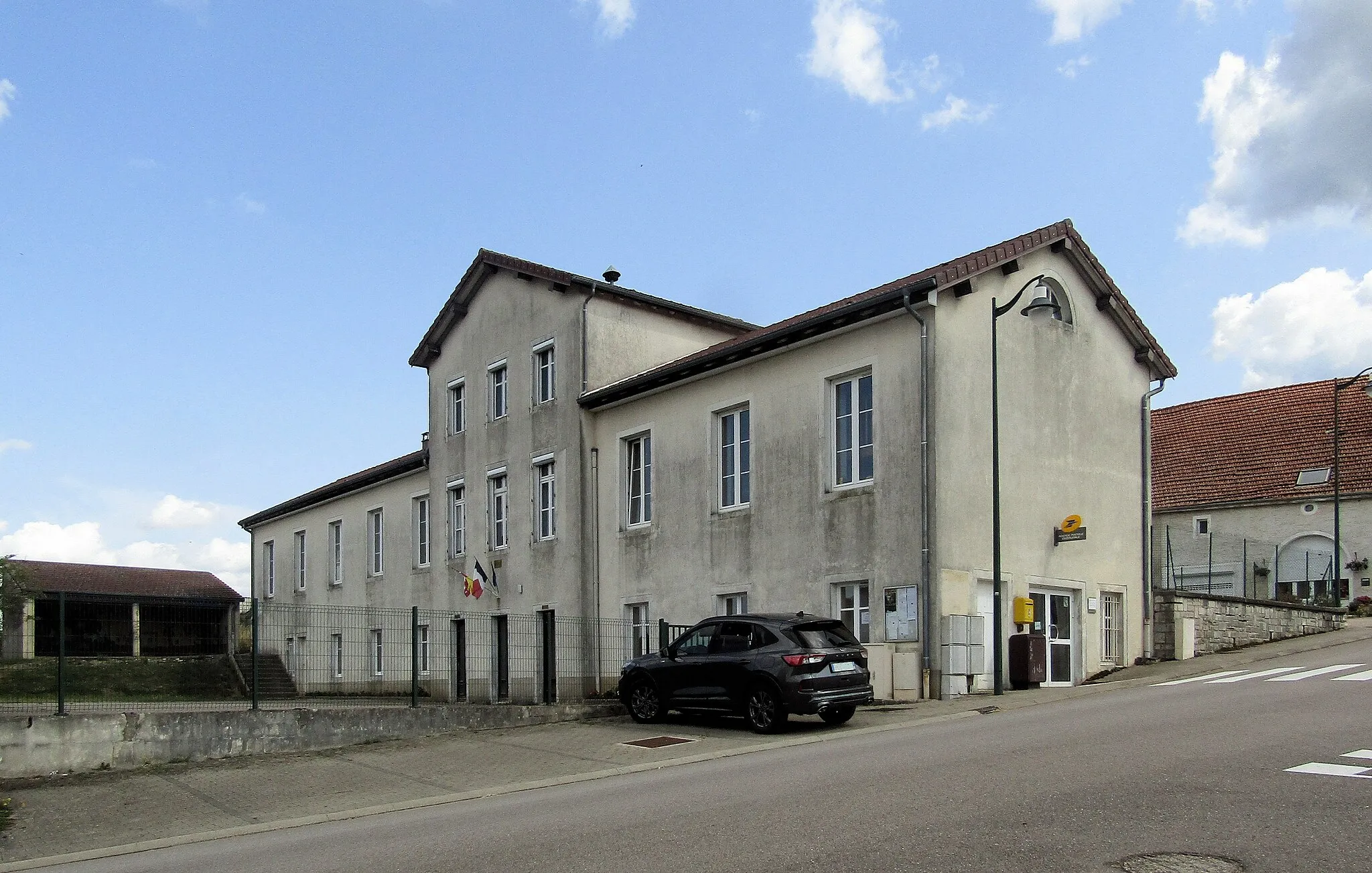 Photo showing: La mairie, l'école et la poste de Landaville