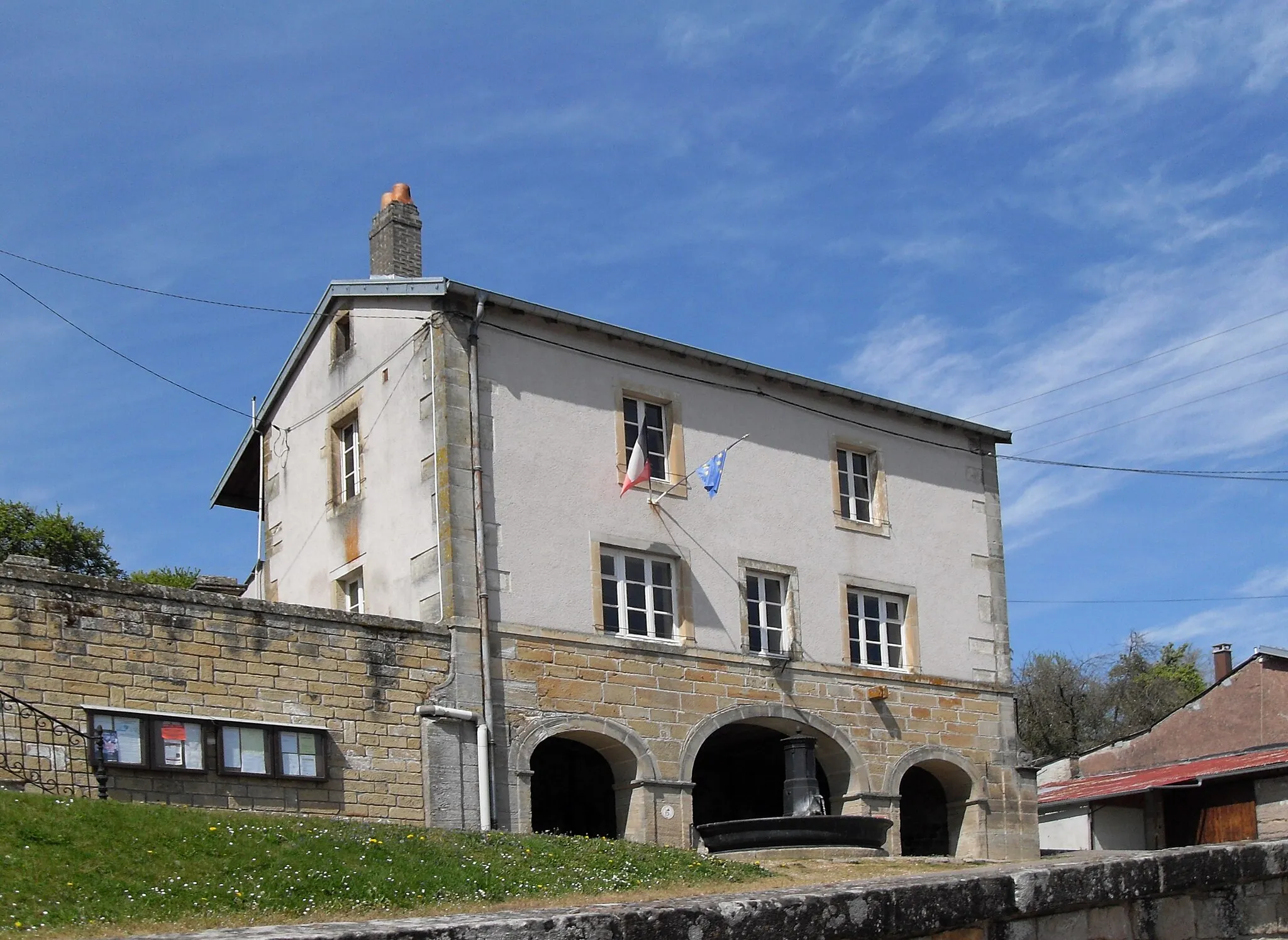 Photo showing: Rathaus mit darunter liegendem ehemaligen Waschhaus in La Vacheresse-et-la-Rouillie