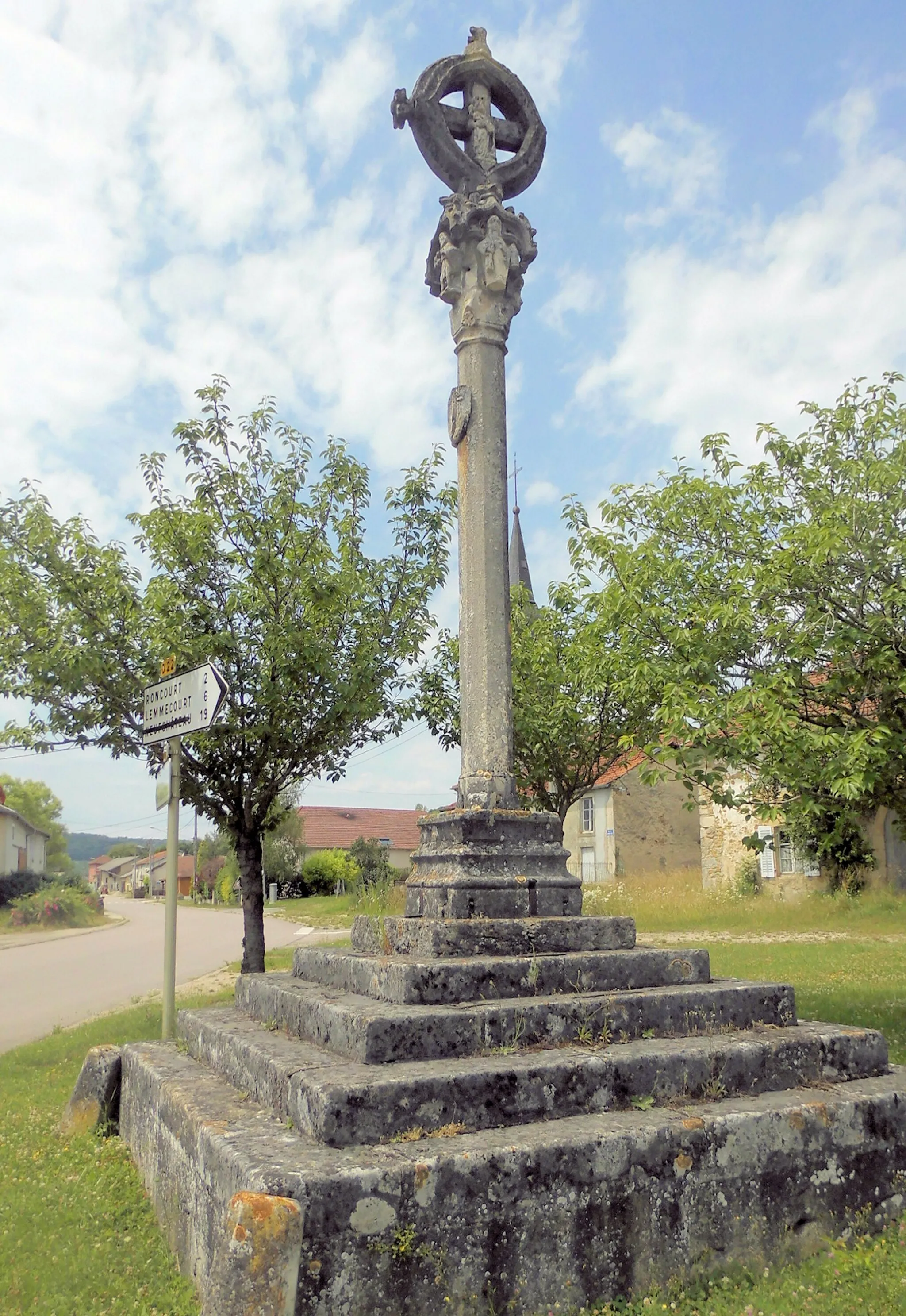 Photo showing: La croix de chemin du XVIe siècle de Malaincourt, côté est