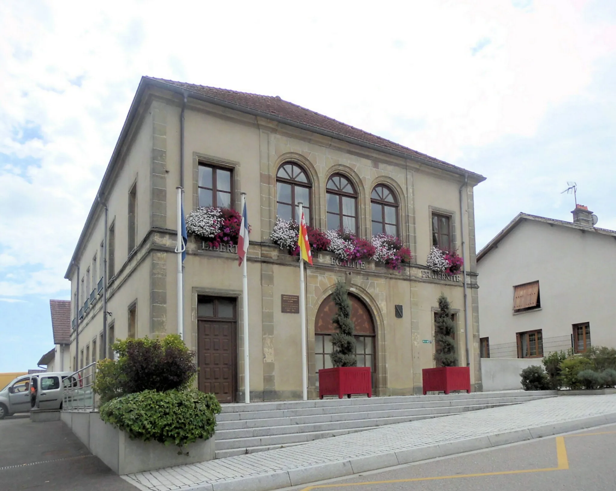 Photo showing: La mairie-école de Mandres-sur-Vair