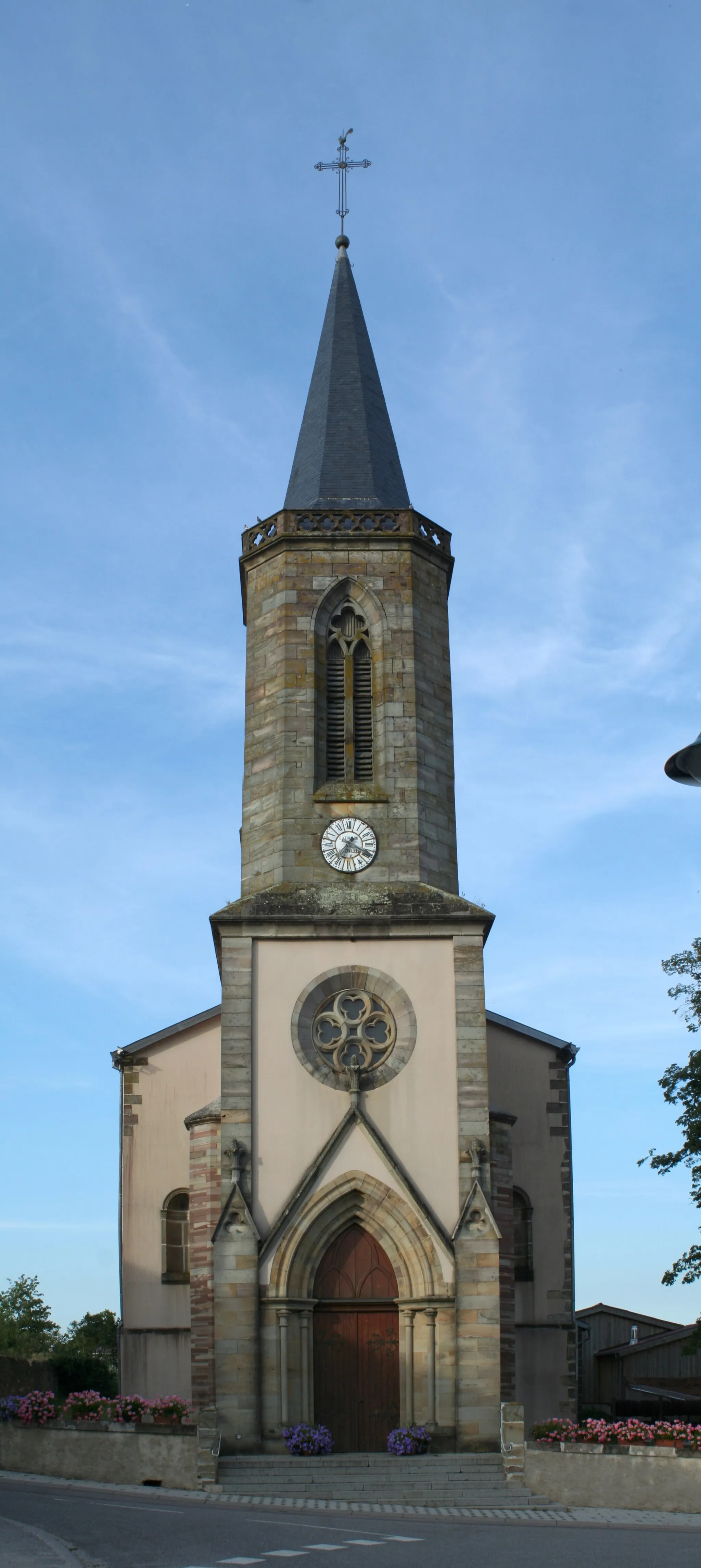 Photo showing: Façade occidentale (clocher-porche) de l'église Saint-Pierre-ès-Liens de Moyemont (Vosges)