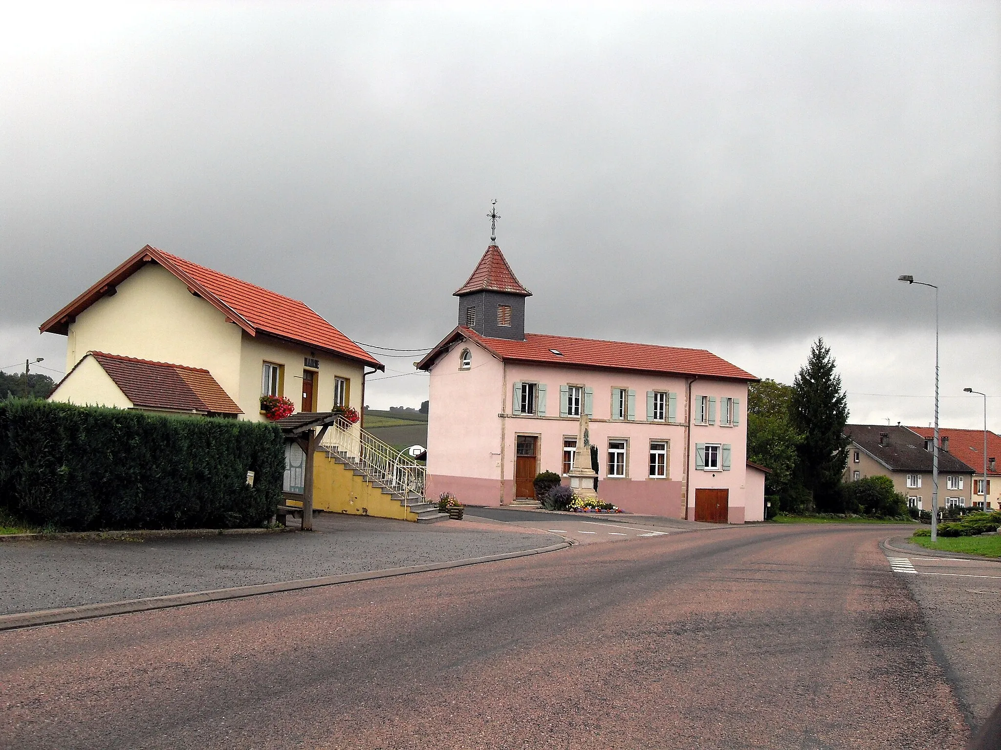 Photo showing: La mairie et l'ancienne école (actuelle salle des fêtes) de Pont-lès-Bonfays
