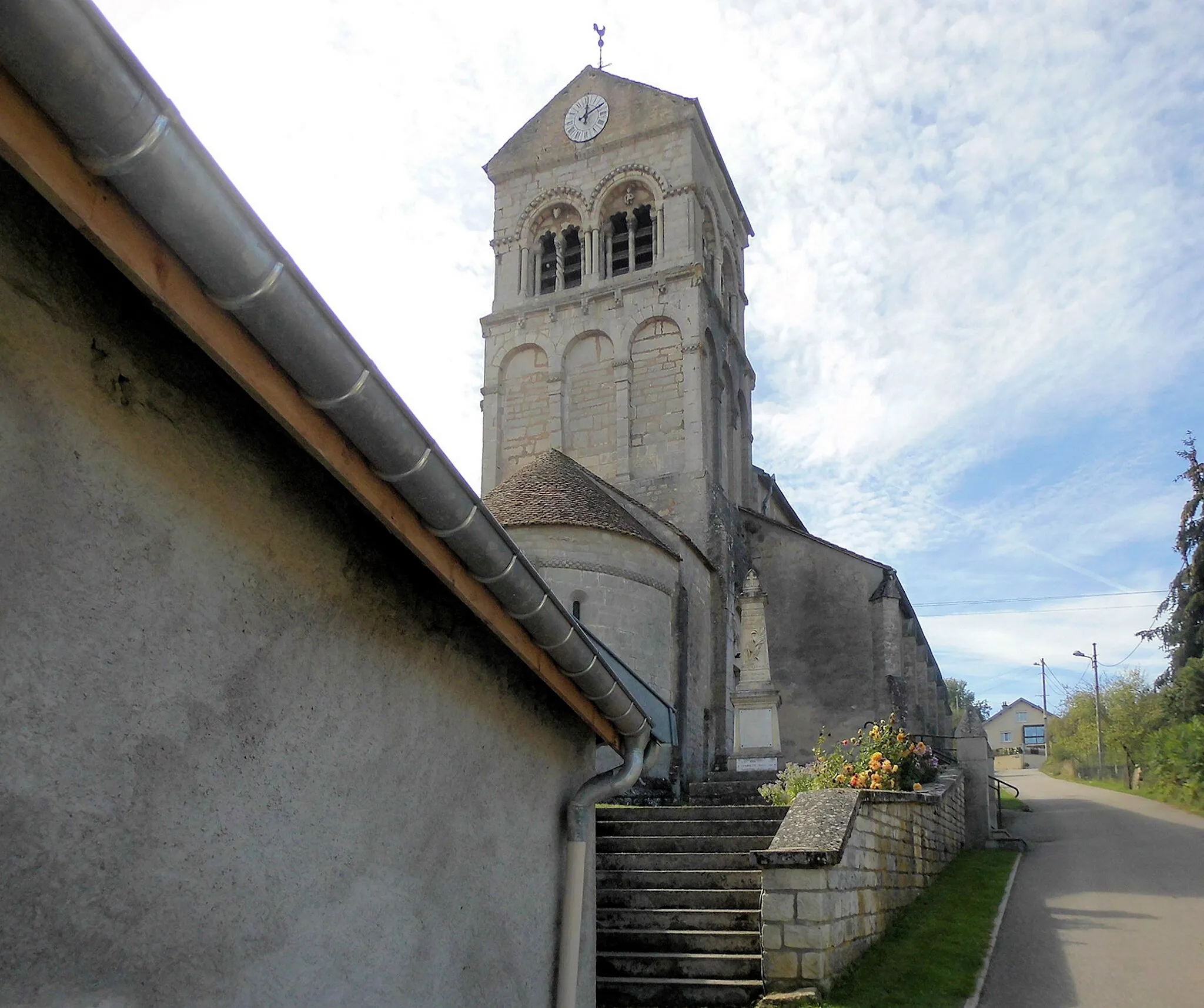 Photo showing: L'église Saint-Rémy à Rollainville, côté nord-est