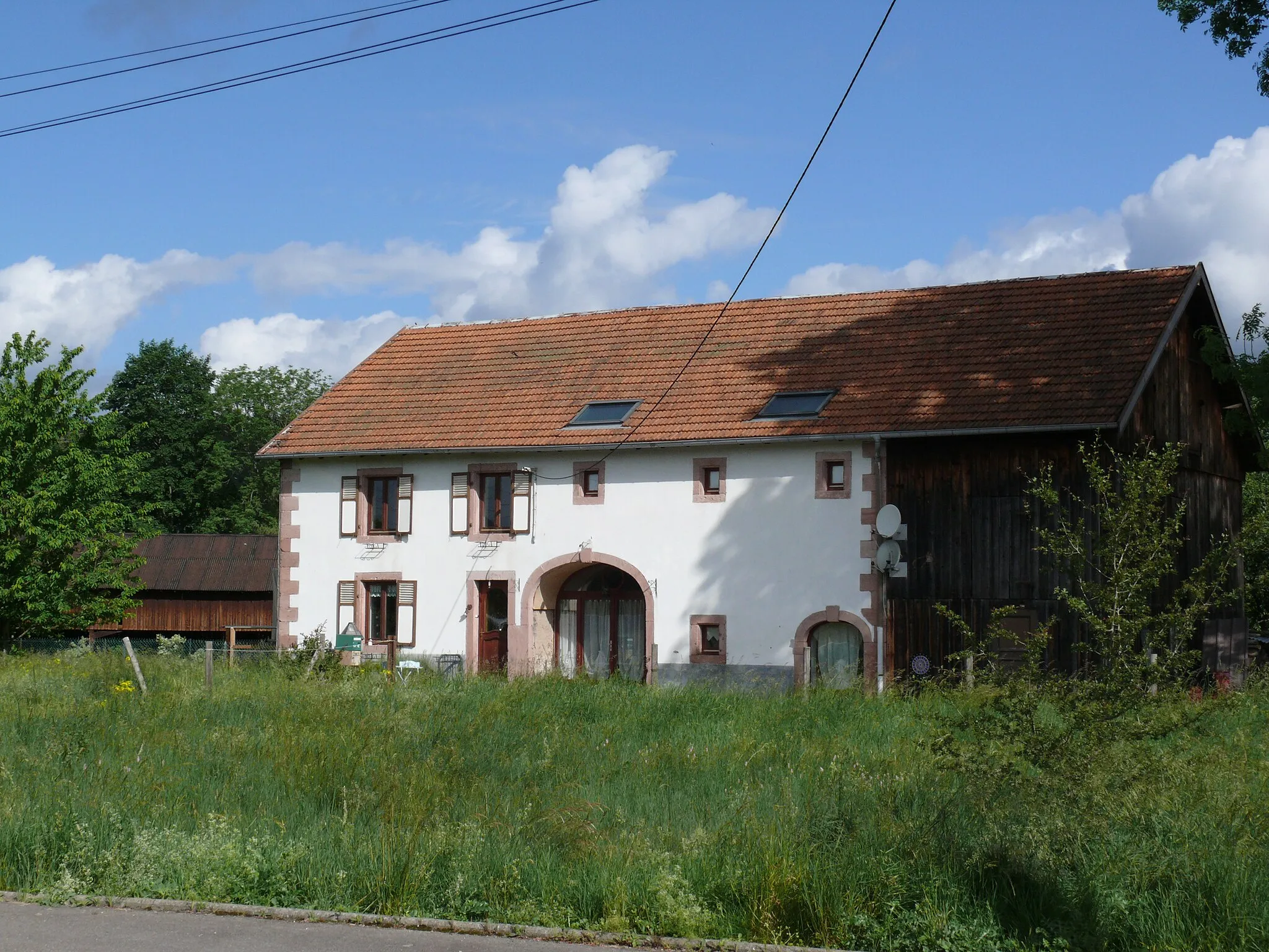 Photo showing: Saint-Leónard (Vosges, France): a former traditional farmhouse, typical for the Vosges, in the Rue de l’Église.