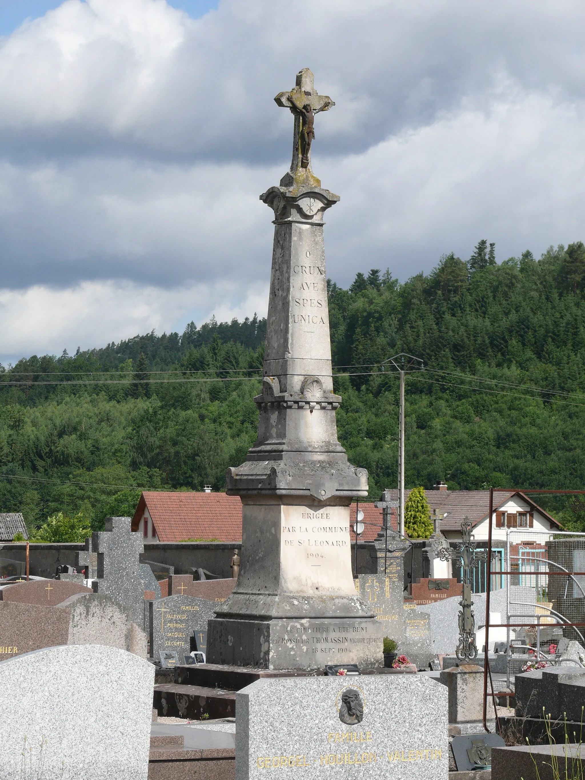 Photo showing: Saint-Leónard (Vosges, France): central cross (cemetery cross) on the cemetery, according to the inscription erected in 1904 by the commune Saint-Léonard.