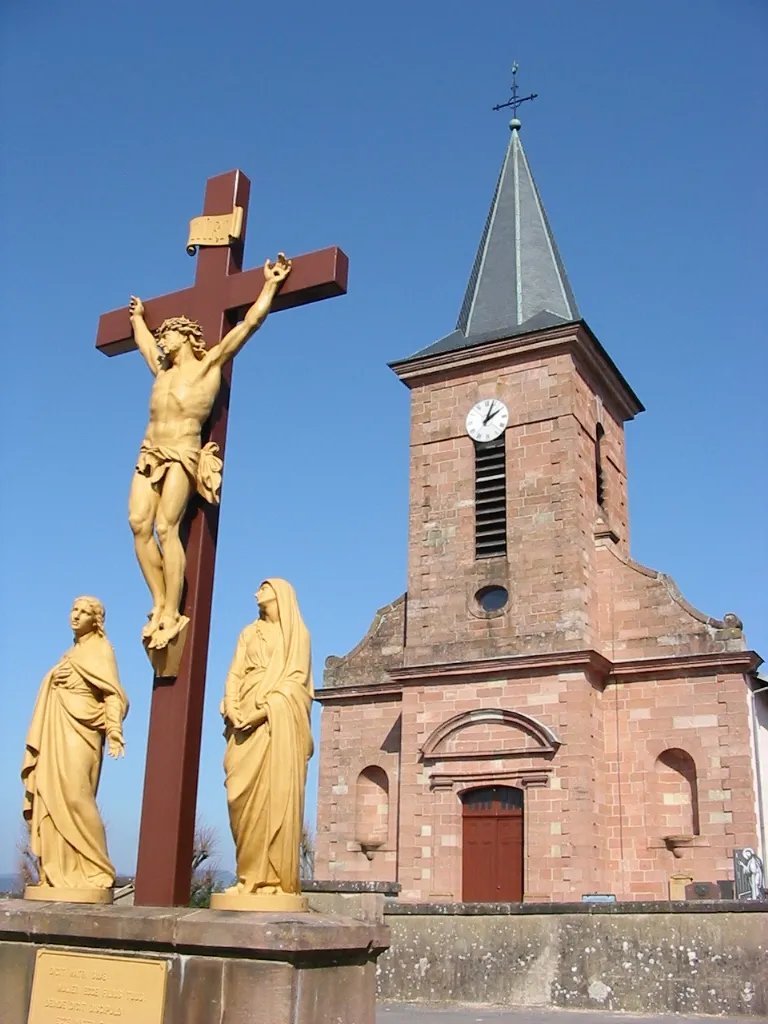 Photo showing: Saint-Michel-sur-Meurthe, commune des Vosges.
Le calvaire devant l'église, Jésus sur la croix entre la Vierge Marie et Saint-Jean.