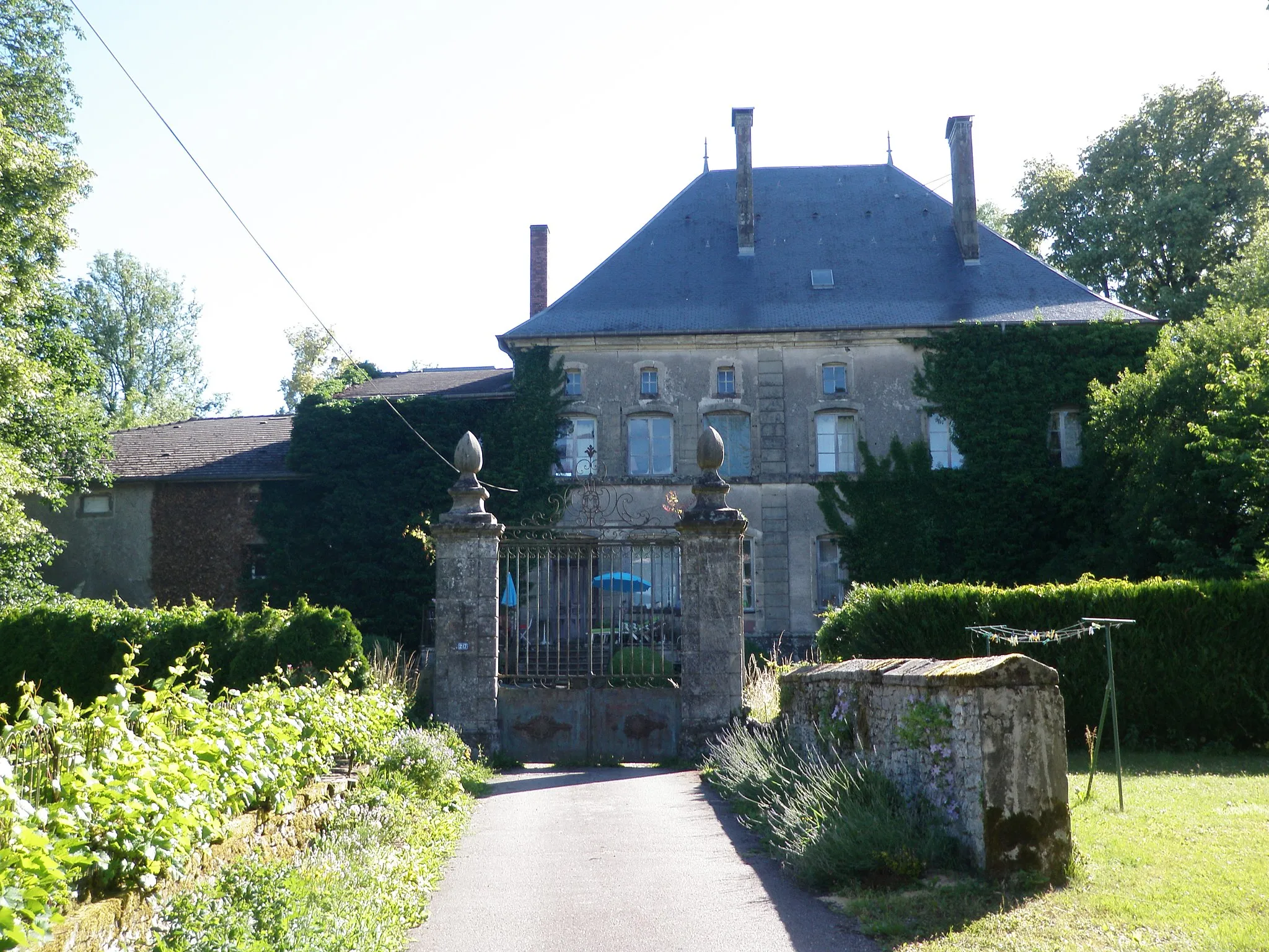Photo showing: Château Maugiron à Valfroicourt (façade ouest)