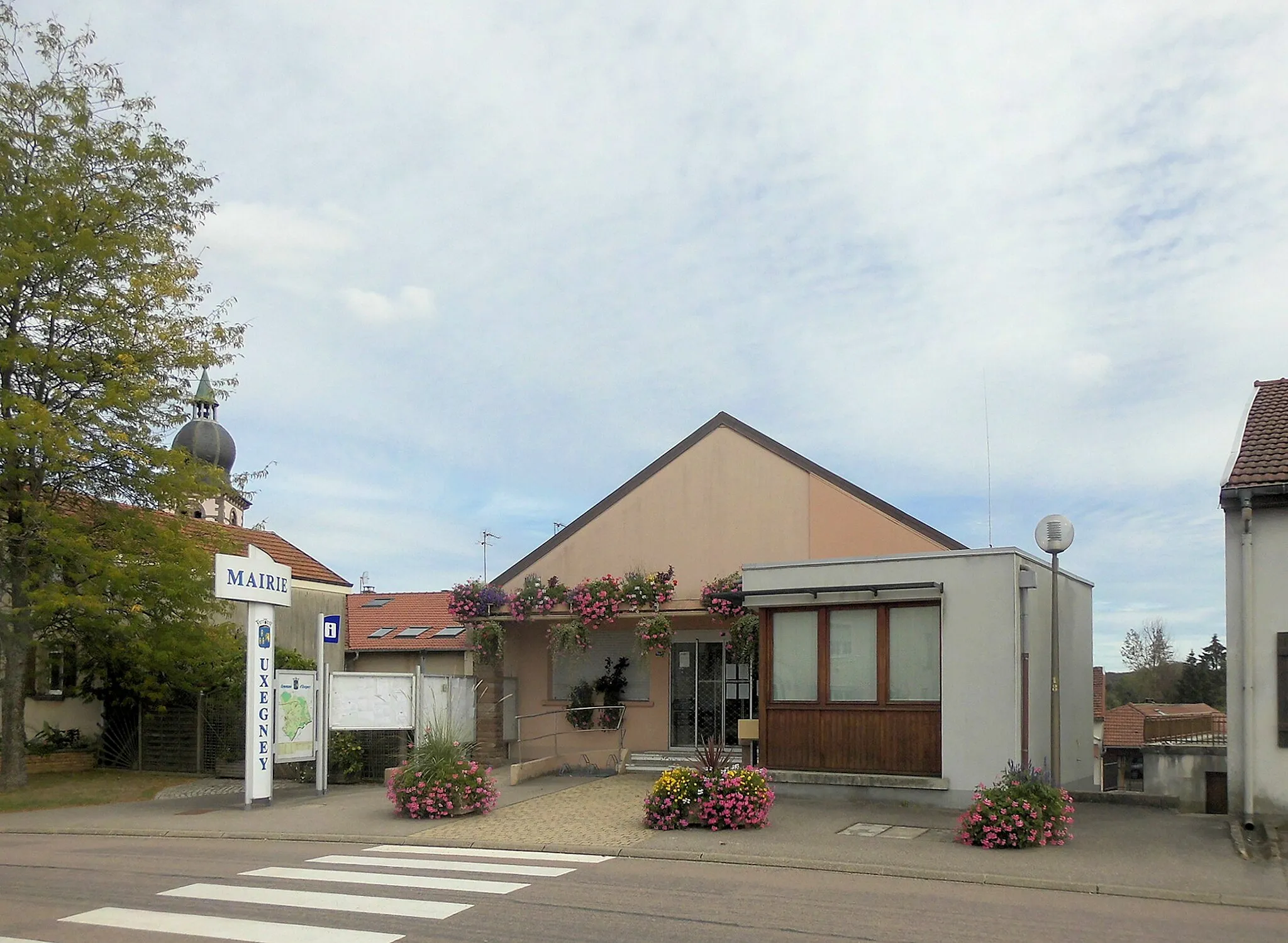Photo showing: La mairie d'Uxegney